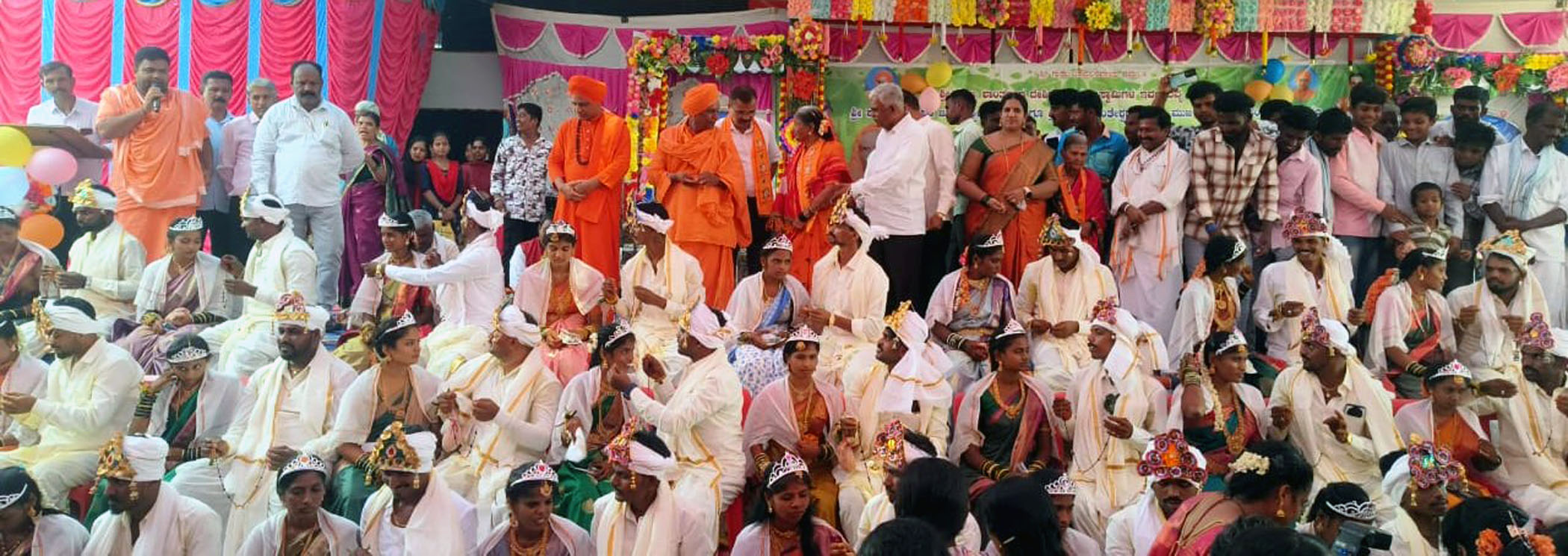 ಹರಪನಹಳ್ಳಿ ತಾಲ್ಲೂಕು ಅರಸೀಕೆರೆ ಗ್ರಾಮದ ಕೋಲಶಾಂತೇಶ್ವರ ಮಠದ ಆವರಣದಲ್ಲಿ ಸಾಮೂಹಿಕ ವಿವಾಹ ಜರುಗಿತು
