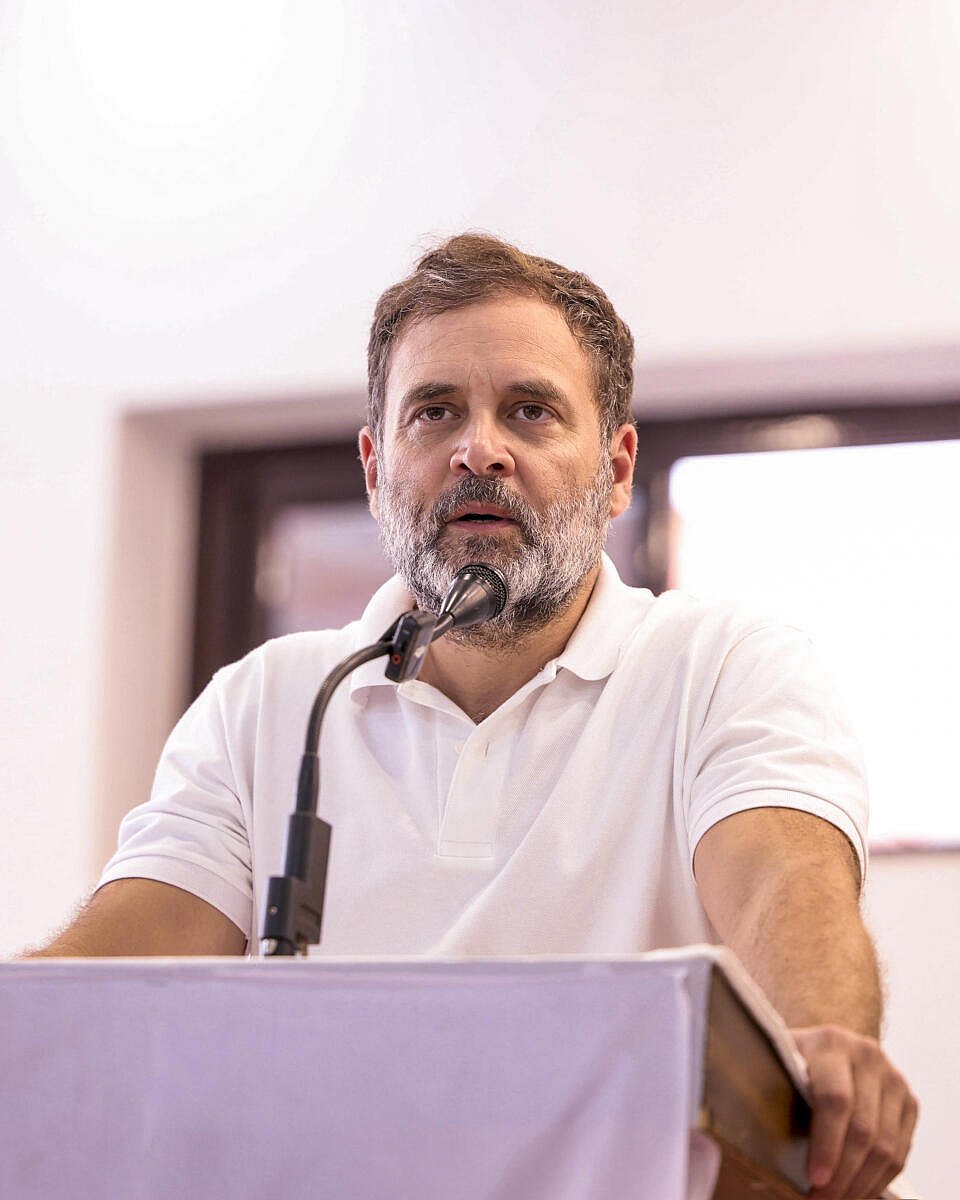 'ಭಯೋತ್ಪಾದಕರ ಬೆಂಬಲಿಗ' ರಾಹುಲ್ ಗಾಂಧಿ; ಅಮೇಠಿಯಲ್ಲಿ ಪೋಸ್ಟರ್