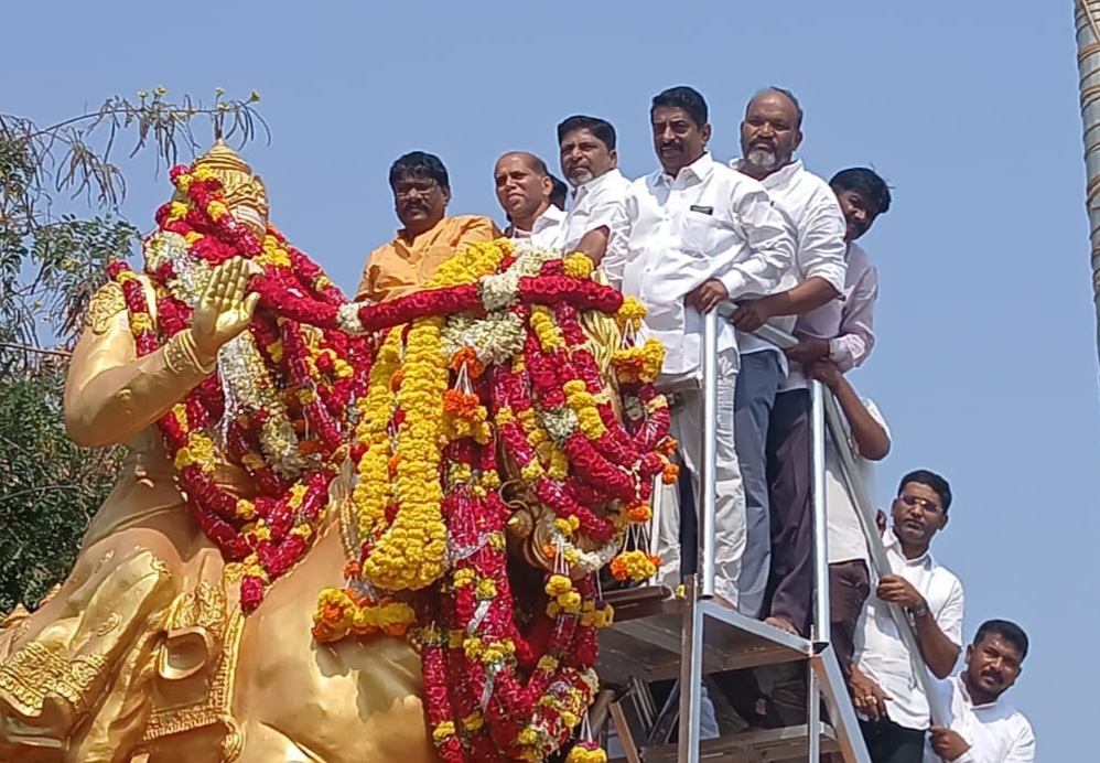 ರಾಯಚೂರಿನಲ್ಲಿ ಬಸವೇಶ್ವರ ಪುತ್ಥಳಿಗೆ ಜೆಡಿಎಸ್ ಮುಖಂಡರು ಮಾಲಾರ್ಪಣೆ ಮಾಡಿದರು