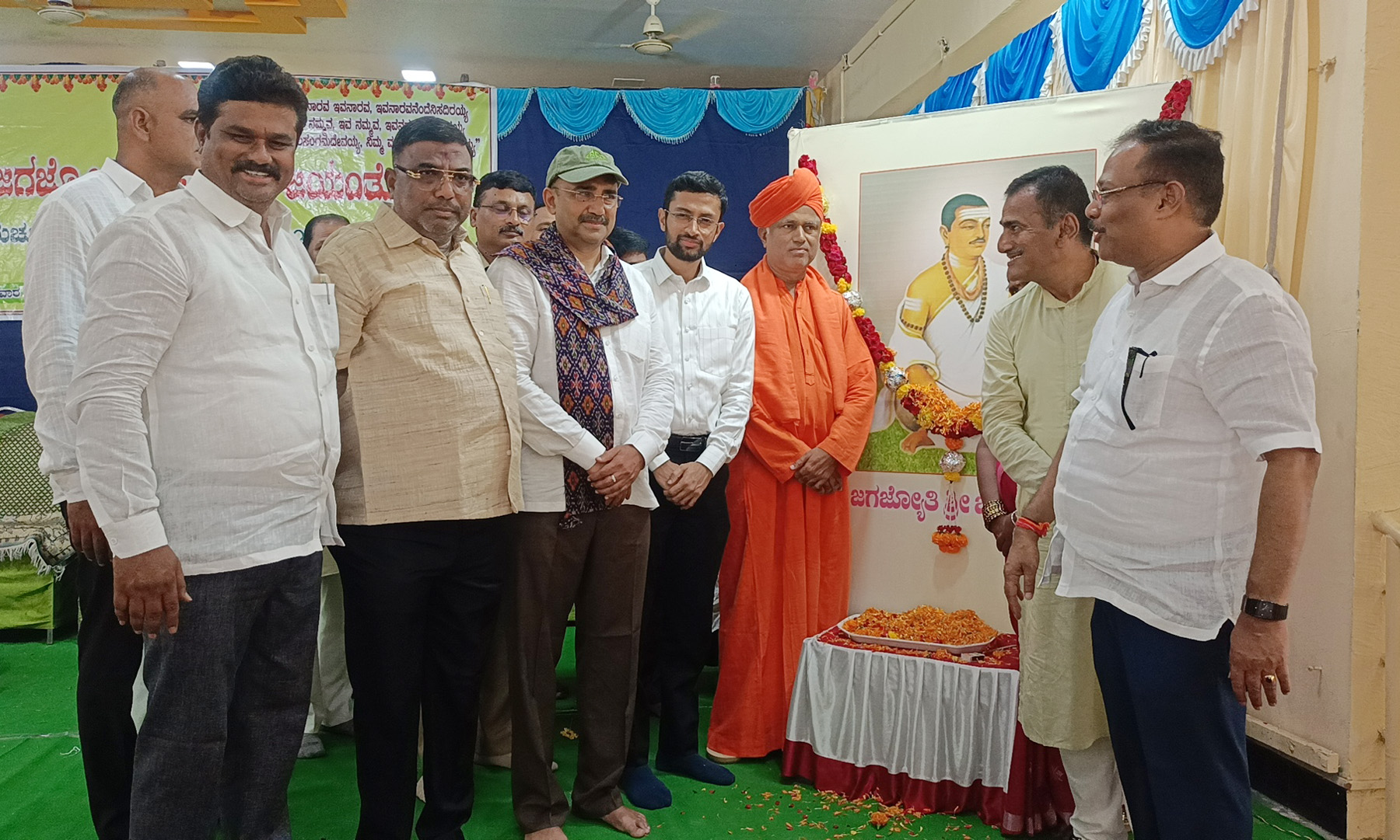 ರಾಯಚೂರಿನ ವೀರಶೈವ ಕಲ್ಯಾಣ ಮಂಟಪದಲ್ಲಿ ಬುಧವಾರ ಆಯೋಜಿಸಿದ್ದ ಜಗಜ್ಯೋತಿ ಬಸವೇಶ್ವರ ಜಯಂತಿ ಆಚರಣೆ ಕಾರ್ಯಕ್ರಮದಲ್ಲಿ ಸಂಸದ ಕುಮಾರನಾಯಕ ಜಿಲ್ಲಾಧಿಕಾರಿ ನಿತೀಶ್‌ ಚೌಕಿಮಠದ ಸಿದ್ಧಲಿಂಗ ಸ್ವಾಮಿ ಶಾಸಕ ಶಿವರಾಜ ಪಾಟೀಲ ಅವರು ಬಸವಣ್ಣನ ಭಾವಚಿತ್ರಕ್ಕೆ ಮಾಲಾರ್ಪಣೆ ಮಾಡಿದರು