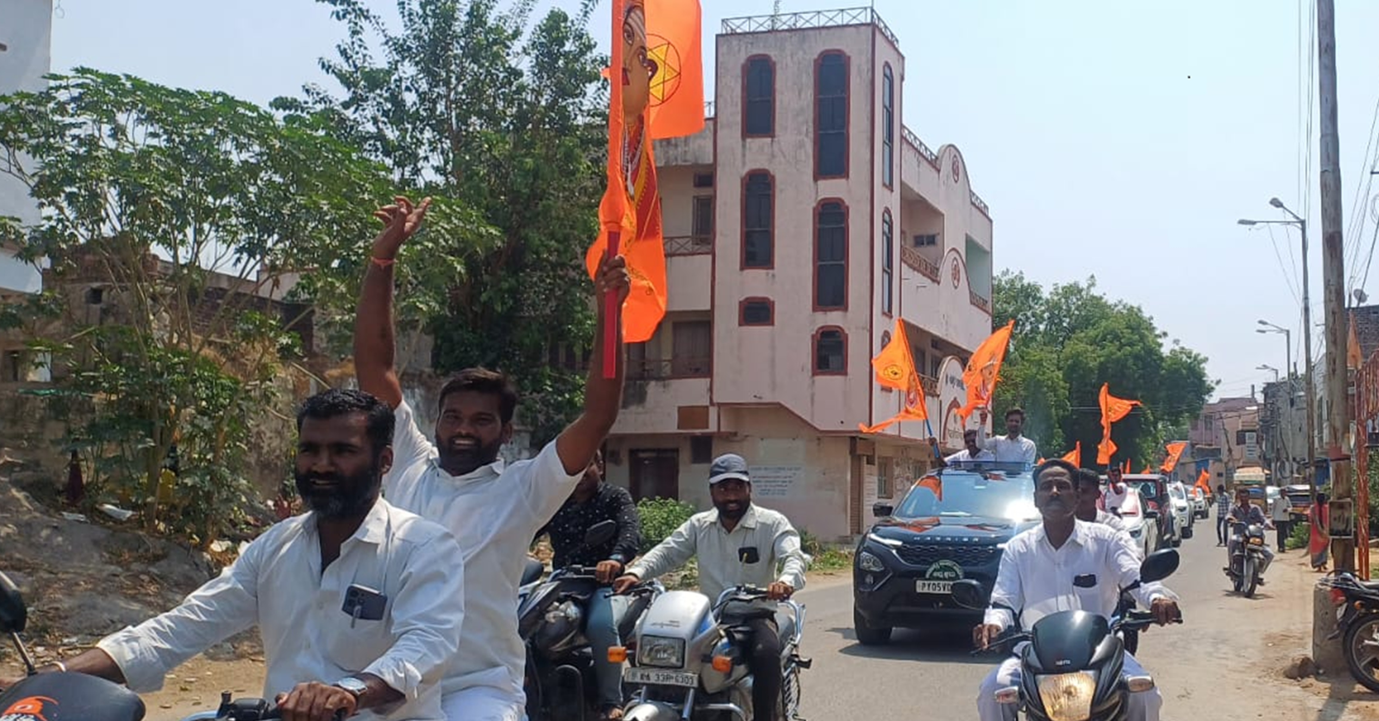ವಿಶ್ವಗುರು ಬಸವೇಶ್ವರ ಜಯಂತಿ ನಿಮಿತ್ತವಾಗಿ ಬುಧವಾರ ಅಖಿಲ ಭಾರತ ವೀರಶೈವ ಲಿಂಗಾಯತ ಮಹಾಸಭಾ ಜಿಲ್ಲಾ ಯುವ ಘಟಕದಿಂದ ಯಾದಗಿರಿಯಲ್ಲಿ ಕಾರು ಬೈಕ್‌ ರ‍್ಯಾಲಿ ಹಮ್ಮಿಕೊಳ್ಳಲಾಯಿತು