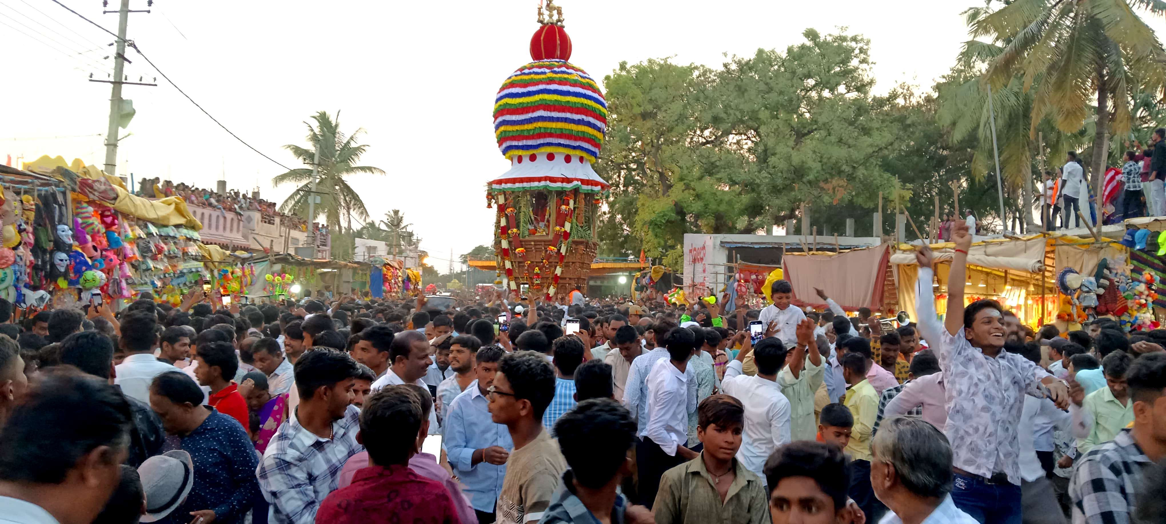 ಯಲಬುರ್ಗಾ ಪಟ್ಟಣದ ಮೊಗ್ಗಿಬಸವೇಶ್ವರ ಮಹಾರಥೋತ್ಸವ ಬುಧವಾರ ವಿಜೃಂಭಣೆಯಿಂದ ನೆರವೇರಿತು