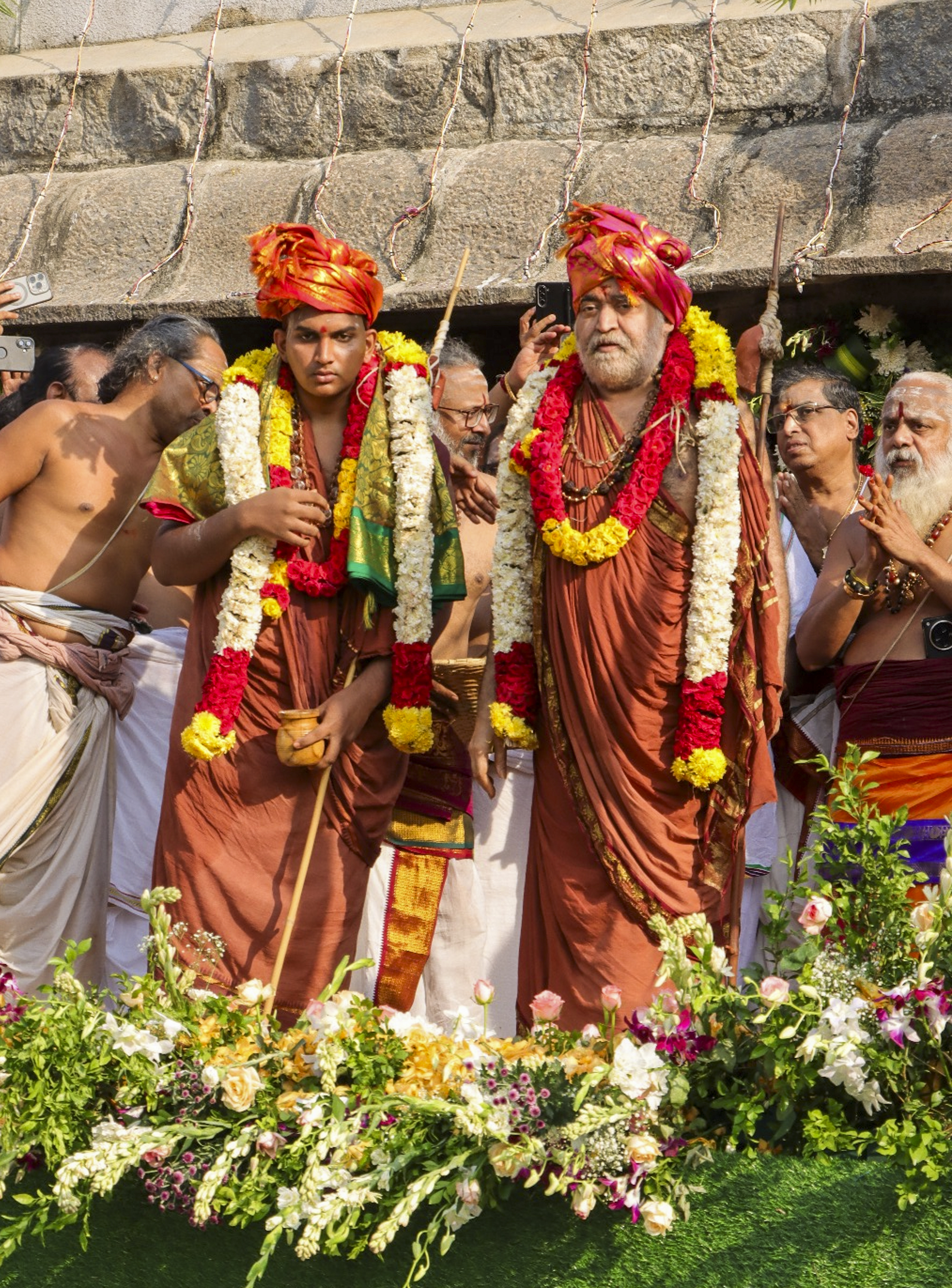 ಶಂಕರ ವಿಜಯೇಂದ್ರ ಸರಸ್ವತಿ ಸ್ವಾಮೀಜಿ ಜೊತೆಗೆ ಸತ್ಯ ಚಂದ್ರಶೇಖರೇಂದ್ರ ಸರಸ್ವತಿ ಸ್ವಾಮೀಜಿ–ಪಿಟಿಐ ಚಿತ್ರ