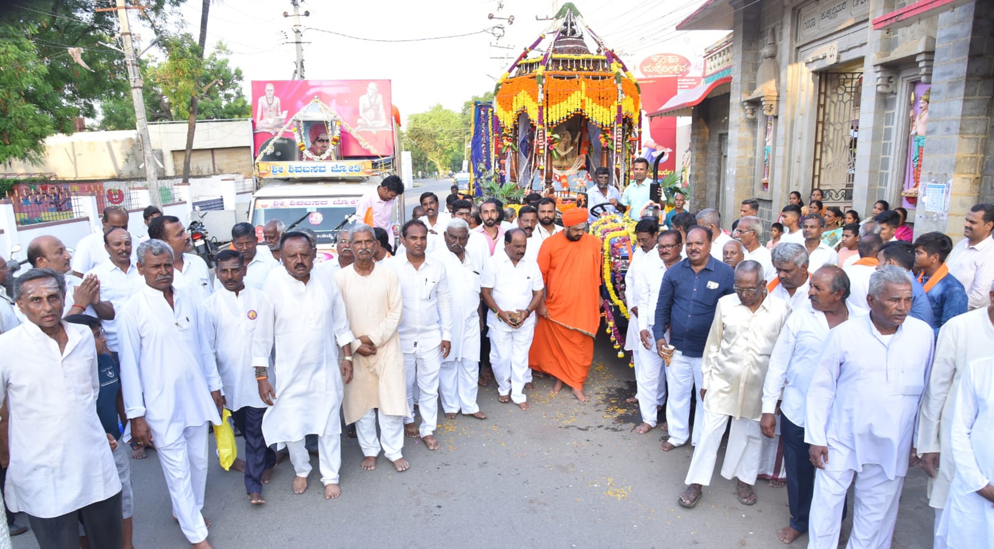 ಹಾವೇರಿಯಲ್ಲಿ ಬಸವೇಶ್ವರ ಭಾವಚಿತ್ರದ ಮೆರವಣಿಗೆ ಬುಧವಾರ ವಿಜೃಂಭಣೆಯಿಂದ ನಡೆಯಿತು