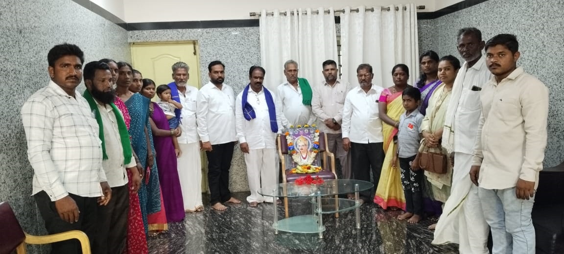 ಹಾವೇರಿ ಪ್ರವಾಸಿ ಮಂದಿರದಲ್ಲಿ ರಾಜ್ಯ ಪರಿಶಿಷ್ಟ ಜಾತಿ ಪರಿಶಿಷ್ಟ ಪಂಗಡ ಹಿಂದುಳಿದ ವರ್ಗಗಳ ಹಾಗೂ ಅಲ್ಪಸಂಖ್ಯಾತರ ಕಲ್ಯಾಣ ಸಮಿತಿಯಿಂದ ಬಸವೇಶ್ವರ ಭಾವಚಿತ್ರಕ್ಕೆ ಪೂಜೆ ಸಲ್ಲಿಸಲಾಯಿತು