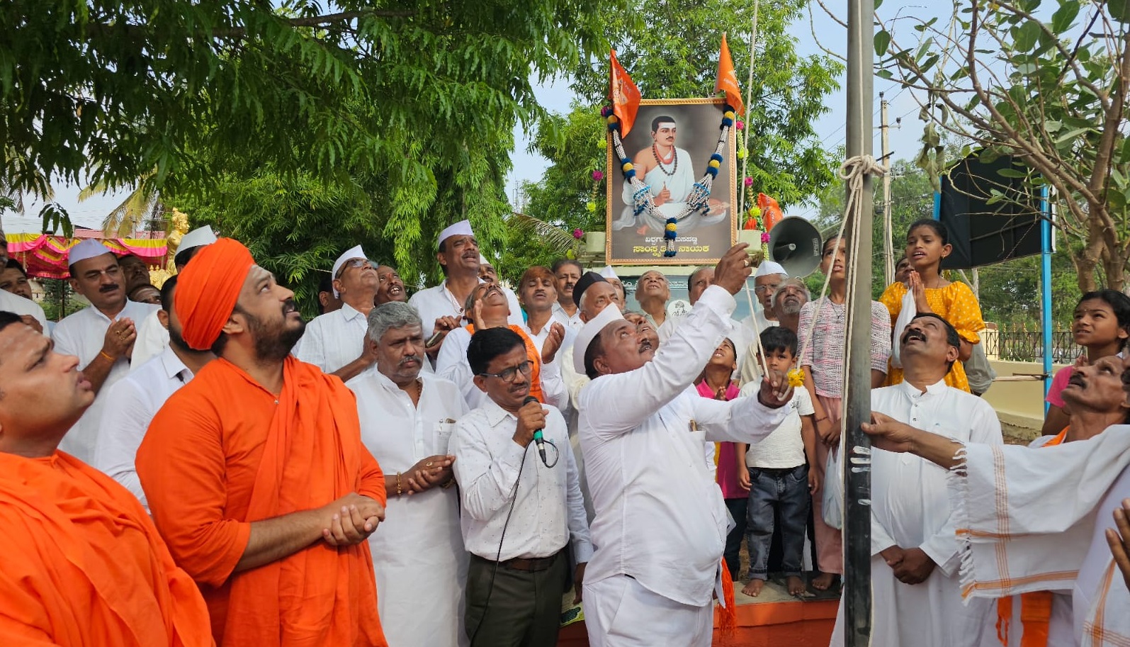 ಹಾವೇರಿಯ ಬಸವ ಭವನದಲ್ಲಿ ಬಸವ ಜಯಂತಿ ಕಾರ್ಯಕ್ರಮದಲ್ಲಿ ಧ್ವಜಾರೋಹಣ ನೆರವೇರಿಸಲಾಯಿತು