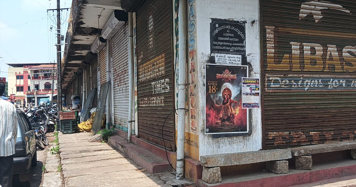 ಕೊಪ್ಪ | ಪಟ್ಟಣ ಪಂಚಾಯಿತಿ ನಿರ್ಲಕ್ಷ್ಯ: ದಶಕದಿಂದ ಪಾಳುಬಿದ್ದ ಮಳಿಗೆ
