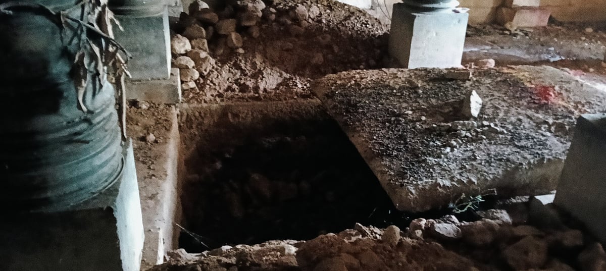 ಕಡೂರು: ನೆಲಹಾಸು ಬಗೆದು ನಿಧಿಗೆ ಶೋಧ?