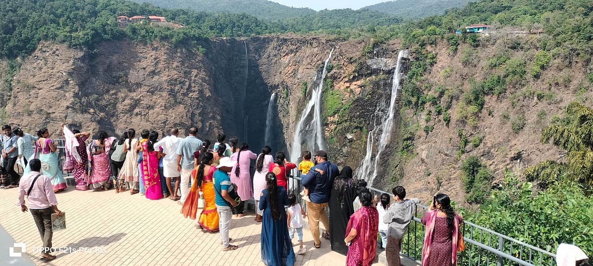 ಜೋಗದಲ್ಲಿ ಪ್ರವಾಸಿಗರ ಕಲರವ ಪುನಾರಂಭ