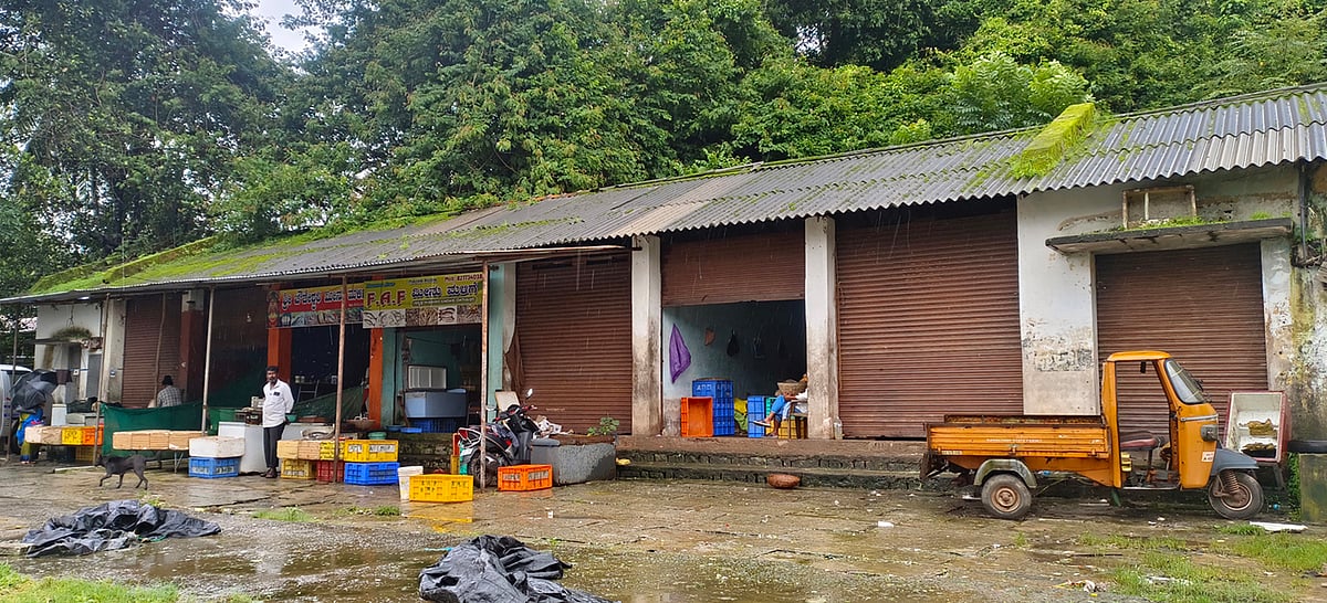 ಶೃಂಗೇರಿ: ಮೀನು ಮಾರುಕಟ್ಟೆ ಅವ್ಯವಸ್ಥೆಯ ಆಗರ