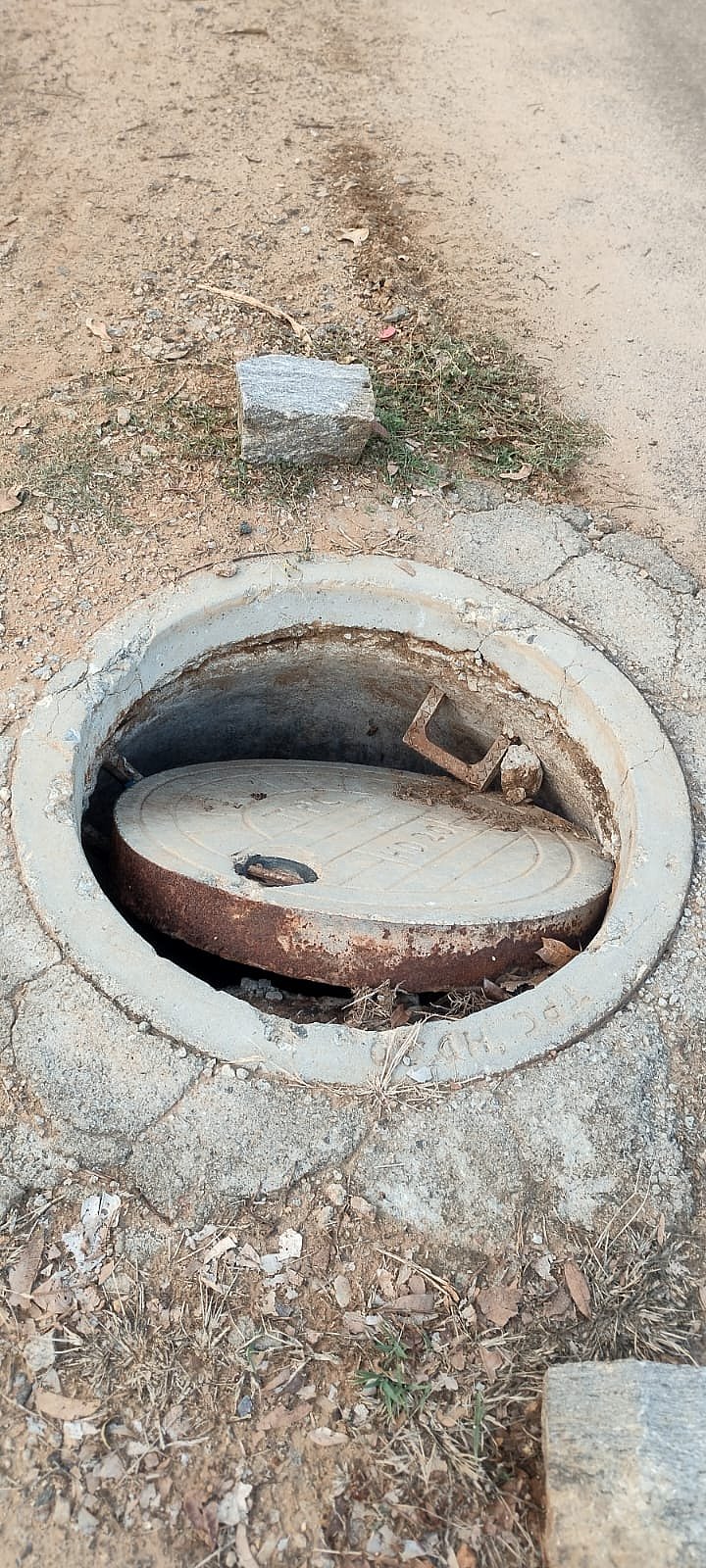 ಚಾಮರಾಜನಗರ: ಅಪಾಯ ಆಹ್ವಾನಿಸುತ್ತಿರುವ ಯುಜಿಡಿ