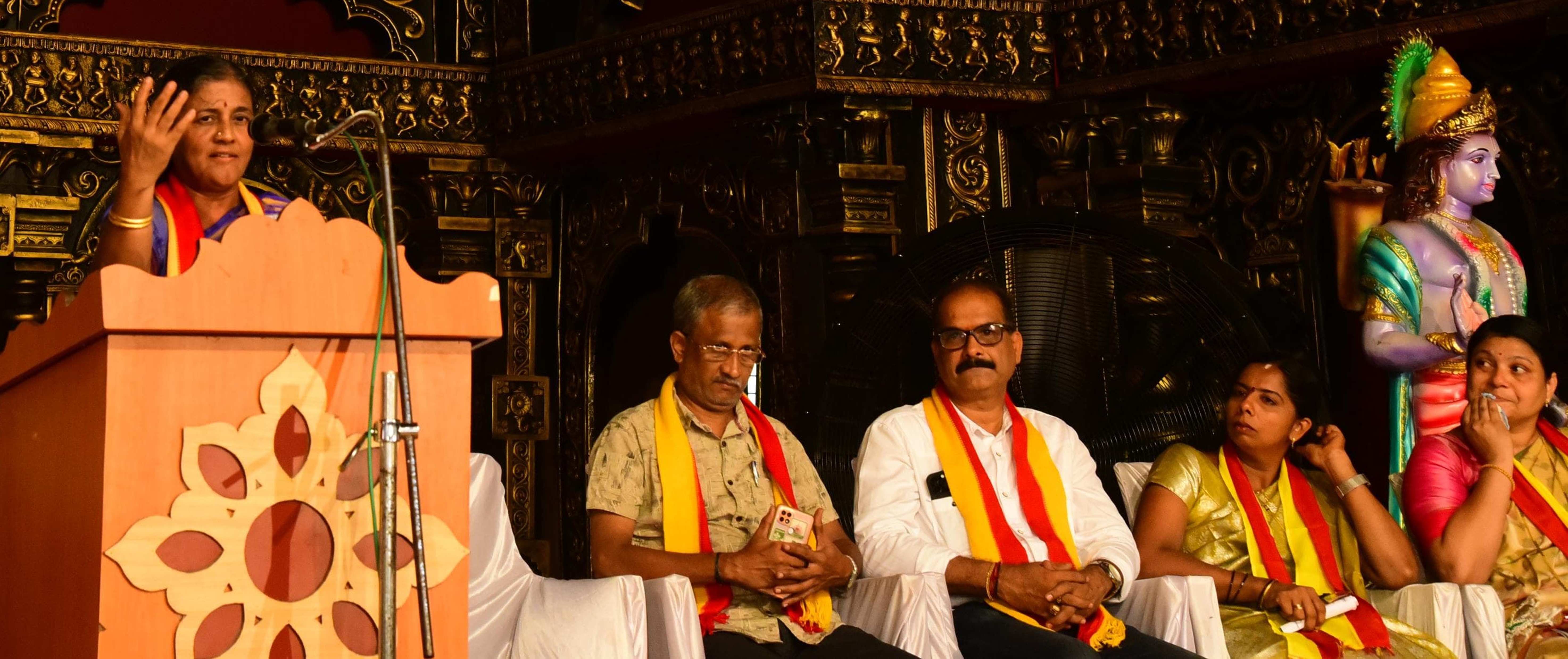 ಕವಿಗೋಷ್ಠಿಯ ಸಮನ್ವಯಕಾರರಾಗಿದ್ದ ಜ್ಯೋತಿ ಗುರುಪ್ರಸಾದ್ ಮಾತನಾಡಿದರು