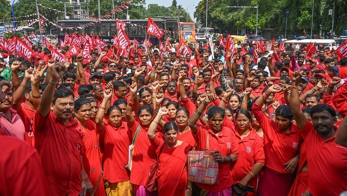 ದುಡಿಮೆ ಅವಧಿ ಹೆಚ್ಚಳ ಮೇ ದಿನಕ್ಕೆ ಅವಮಾನ: ವಿವಿಧ ಸಂಘಟನೆಗಳಿಂದ ಆಕ್ರೋಶ