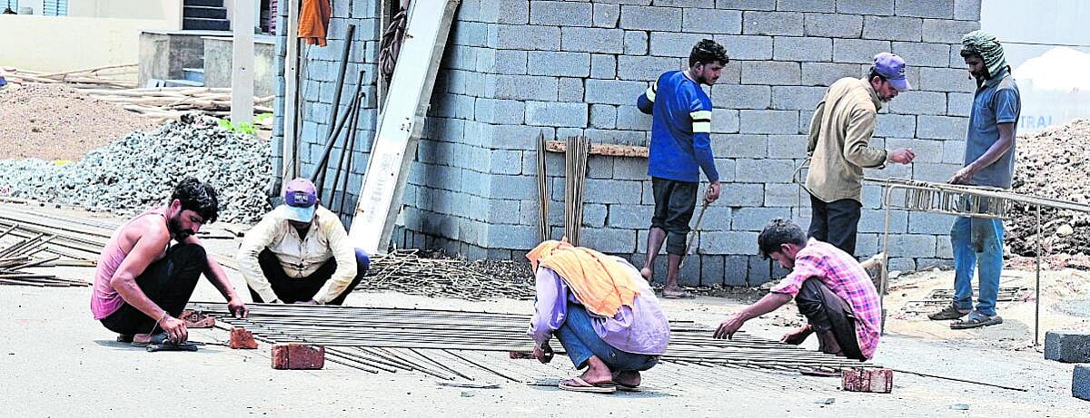 International Labor Day | ಧಾರವಾಡ ಜಿಲ್ಲೆಯಲ್ಲಿ ಕಟ್ಟಡ ಕಾರ್ಮಿಕರು 1.99 ಲಕ್ಷ