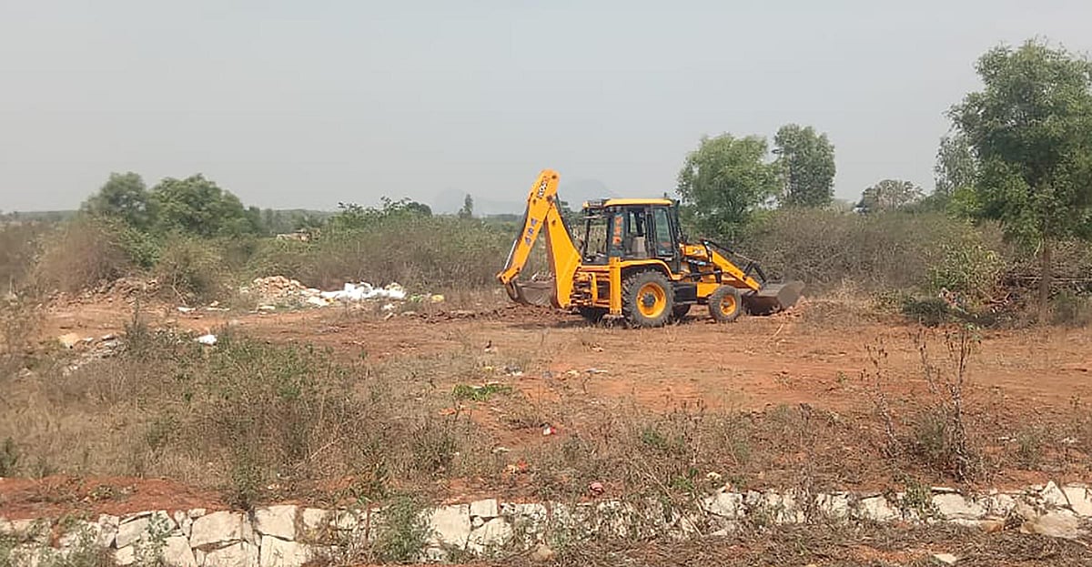 ಶಿಡ್ಲಘಟ್ಟ: ನಿವೇಶನಕ್ಕಾಗಿ ಗ್ರಾಮಸ್ಥರಿಂದ ಸರ್ಕಾರಿ ಜಾಗ ಸ್ವಚ್ಛತೆ 