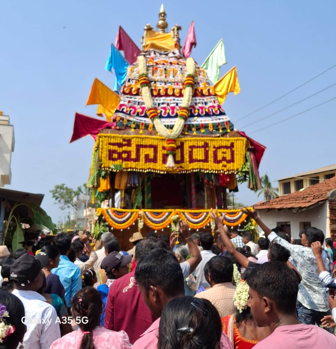 ತುರುವೇಕೆರೆ ತಾಲ್ಲೂಕಿನ ದಂಡಿನಶಿವರ ಹೊನ್ನಾದೇವಿಯ ಜಾತ್ರಾ ಮಹೋತ್ಸವದ ಅಂಗವಾಗಿ ಶುಕ್ರವಾರ ರಥೋತ್ಸವ ಜರುಗಿತು.