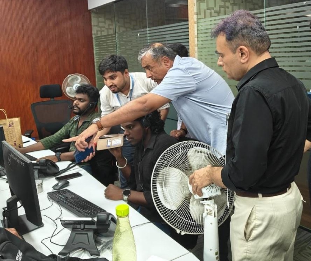 ಬಿಬಿಎಂಪಿ ಮುಖ್ಯ ಆಯುಕ್ತ ಮಹೇಶ್ವರ ರಾವ್ ಅವರು ಕೇಂದ್ರ ಕಚೇರಿಯಲ್ಲಿರುವ ನಿಯಂತ್ರಣ ಕೊಠಡಿಗೆ ಶುಕ್ರವಾರ ರಾತ್ರಿ ಭೇಟಿ ನೀಡಿದ್ದರು. ವಿಶೇಷ ಆಯುಕ್ತ ಮುನೀಶ್‌ ಮೌದ್ಗಿಲ್‌ ಉಪಸ್ಥಿತರಿದ್ದರು