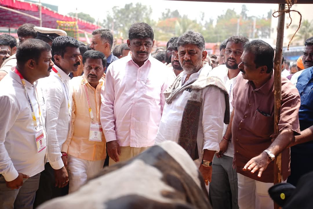 ಆನೇಕಲ್ ತಾಲ್ಲೂಕಿನ ಹೆನ್ನಾಗರ ಗ್ರಾಮ ಪಂಚಾಯಿತಿ ವ್ಯಾಪ್ತಿಯಲ್ಲಿ ಆಯೋಜಿಸಿದ್ದ ಕಾರ್ಯಕ್ರಮದಲ್ಲಿ ಫಲಾನುಭವಿಗಳಿಗೆ ರಾಸುಗಳನ್ನು ವಿತರಿಸಲಾಯಿತು