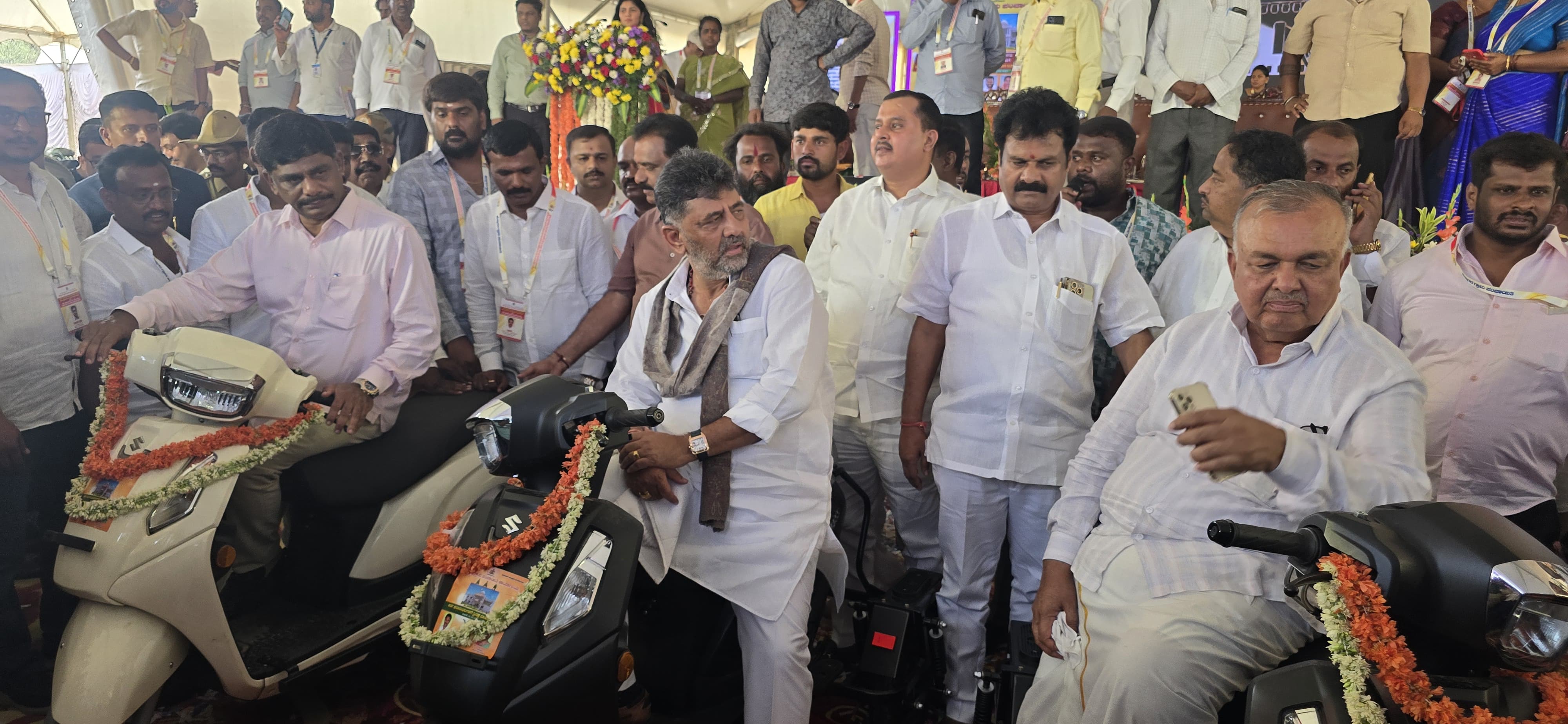 ಆನೇಕಲ್ ತಾಲ್ಲೂಕಿನ ಹೆನ್ನಾಗರ ಗ್ರಾಮ ಪಂಚಾಯಿತಿ ವ್ಯಾಪ್ತಿಯಲ್ಲಿ ಆಯೋಜಿಸಿದ್ದ ಕಾರ್ಯಕ್ರಮದಲ್ಲಿ ಫಲಾನುಭವಿಗಳಿಗೆ ತ್ರಿಚಕ್ರಗಳನ್ನು ವಿತರಿಸಲಾಯಿತು