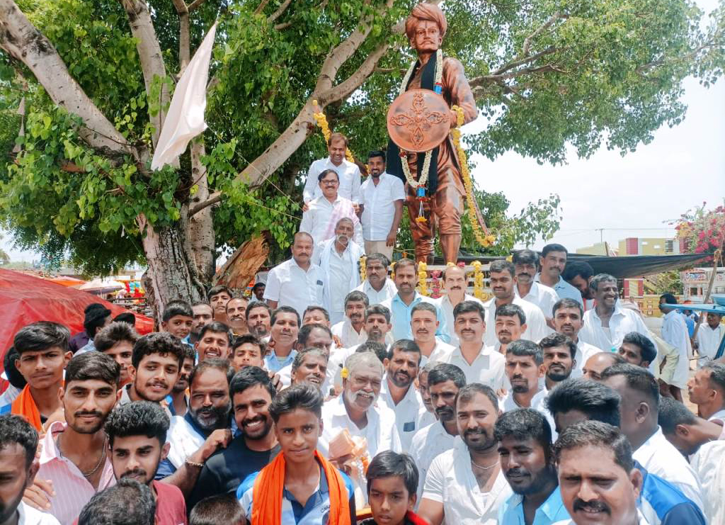 ಸಾಲಿಗ್ರಾಮ ತಾಲ್ಲೂಕಿನ ಕಾಳಮ್ಮನಕೊಪ್ಪಲು ಗ್ರಾಮದಲ್ಲಿ ಸಂಗೊಳ್ಳಿ ರಾಯಣ್ಣನ ಪುತ್ಥಳಿಯನ್ನು ಶಾಸಕ ಡಿ.ರವಿಶಂಕರ್ ಶುಕ್ರವಾರ ಲೋಕಾರ್ಪಣೆ ಮಾಡಿದರು