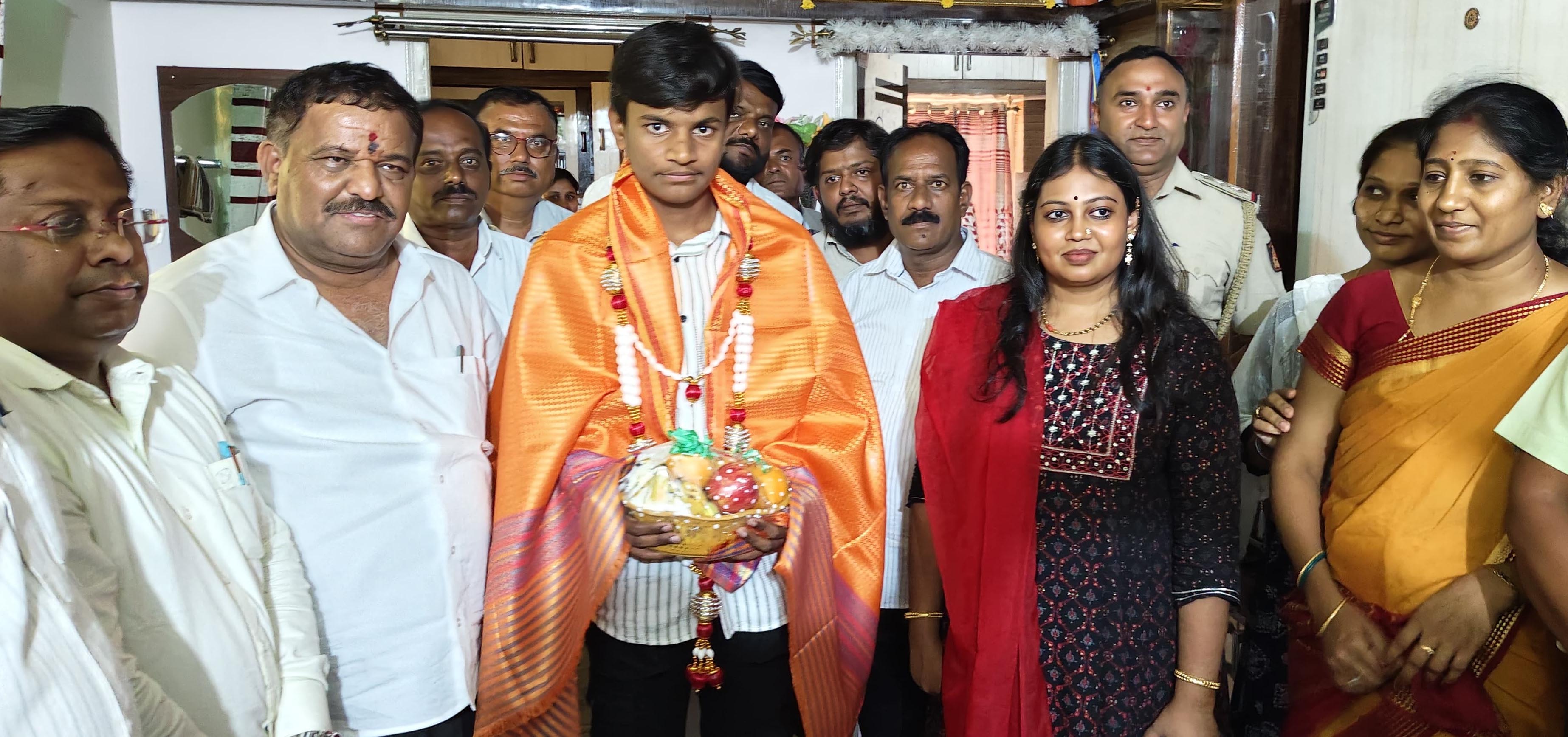 ಬಾಗೇಪಲ್ಲಿ ನ್ಯೂ ಹೂರೈಜಾನ್ ವಿದ್ಯಾರ್ಥಿ ಯು.ಜಸ್ವಂತ್ ಮನೆಗೆ ಶಾಸಕ ಎಸ್.ಎನ್.ಸುಬ್ಬಾರೆಡ್ಡಿ ತಹಶೀಲ್ದಾರ್ ಮನೀಷಾ ಎನ್.ಪತ್ರಿ ಇಒ ಜಿ.ವಿ.ರಮೇಶ್ ಕ್ಷೇತ್ರಶಿಕ್ಷಣಾಧಿಕಾರಿ ಎನ್.ವೆಂಕಟೇಶಪ್ಪ ಭೇಟಿ ನೀಡಿ ಗೌರವಿಸಿದರು