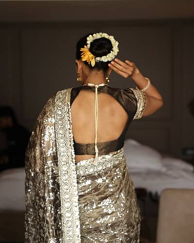 ಕೂದಲನ್ನು ಮುಡಿ ಕಟ್ಟಿ ಮಲ್ಲಿಗೆ ಮತ್ತು ಸಂಪಿಗೆ ಹೂವನ್ನು ಮುಡಿದುಕೊಂಡಿದ್ದಾರೆ