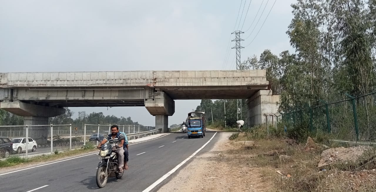 ಶ್ರೀರಂಗಪಟ್ಟಣ ತಾಲ್ಲೂಕಿನ ಕೆ. ಶೆಟ್ಟಿಹಳ್ಳಿ ಬಳಿ ಬೆಂಗಳೂರು– ಮೈಸೂರು ರಾಷ್ಟ್ರೀಯ ಹೆದ್ದಾರಿ–27ರಲ್ಲಿ ವನ್ಯಜೀವಿಗಳ ಓಡಾಟಕ್ಕೆ ನಿರ್ಮಿಸಿರುವ ಮೇಲ್ಸೇತುವೆ ಕಾಮಗಾರಿ ಅರ್ಧಕ್ಕೆ ನಿಂತಿದೆ