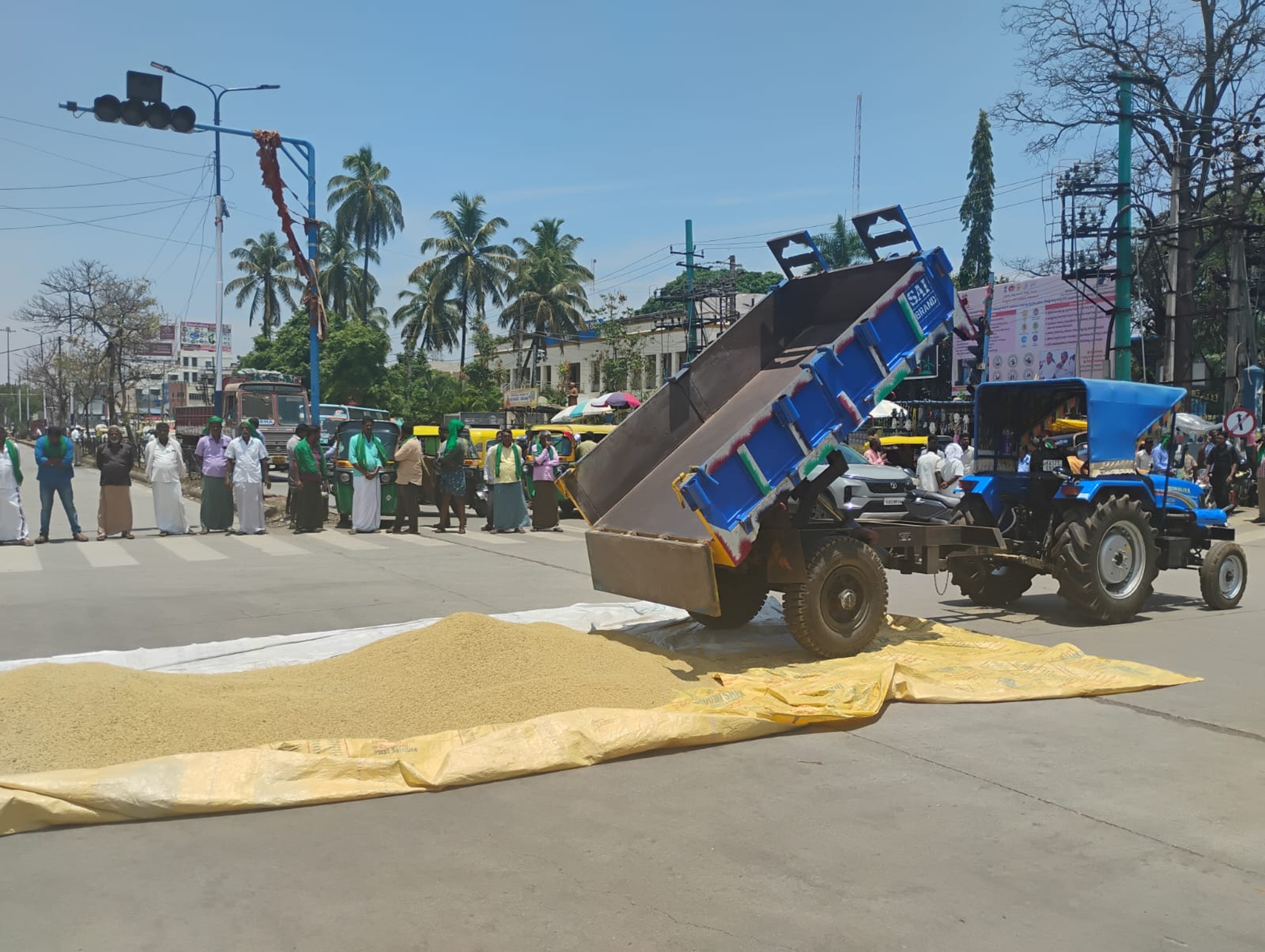 ದಾವಣಗೆರೆಯ ಪಿ.ಬಿ.ರಸ್ತೆಯಲ್ಲಿ ರೈತ ಮುಖಂಡರು ಭತ್ತ ಸುರಿದು ಪ್ರತಿಭಟನೆ ನಡೆಸಿದರು