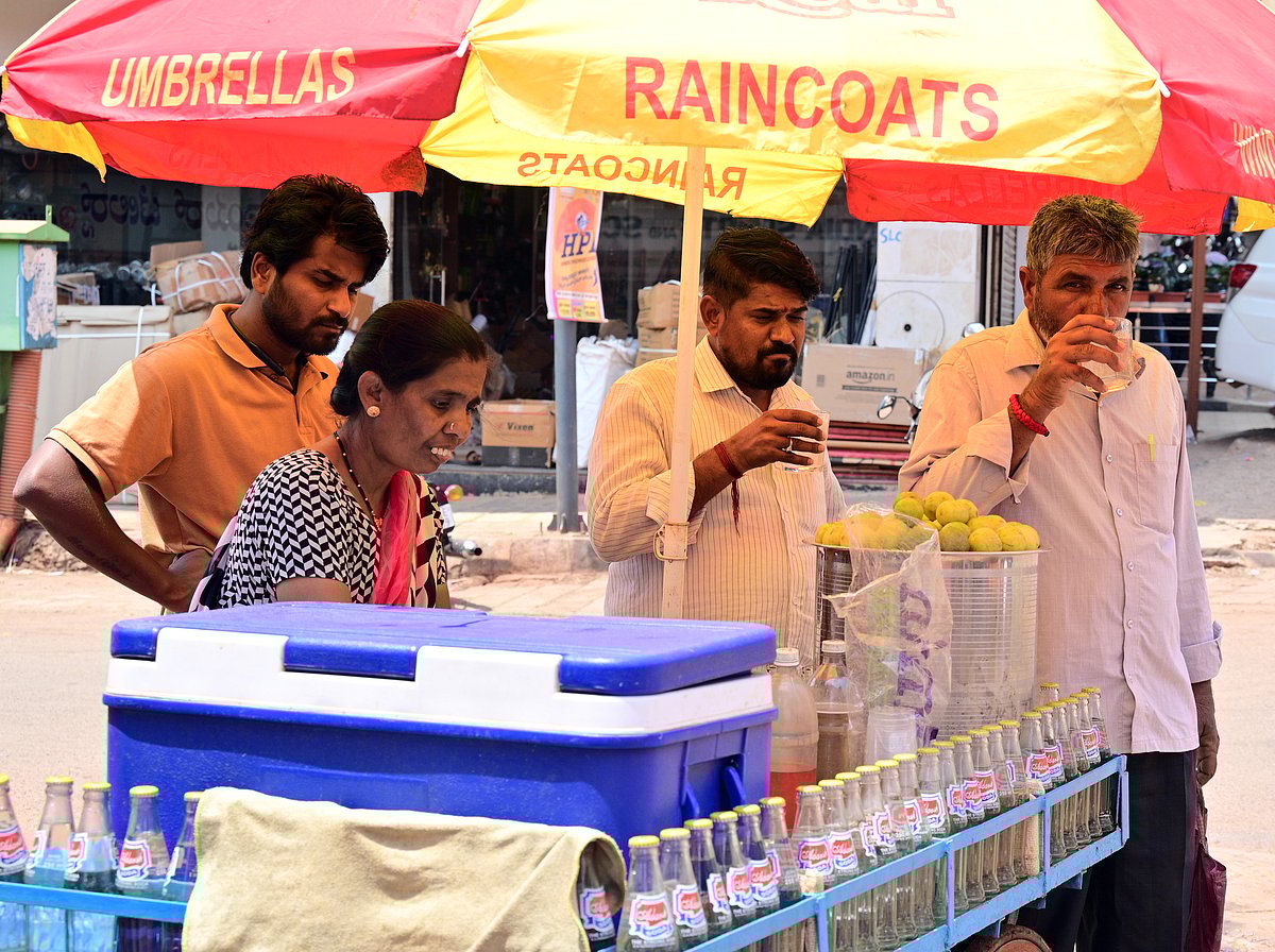 ಧಾರವಾಡನ ಜಿಲ್ಲೆಯಲ್ಲಿ ಏರುತ್ತಿರುವ ತಾಪಮಾನ: ಎಳನೀರು, ಕೊಡೆಗಳಿಗೆ ಮೊರೆ