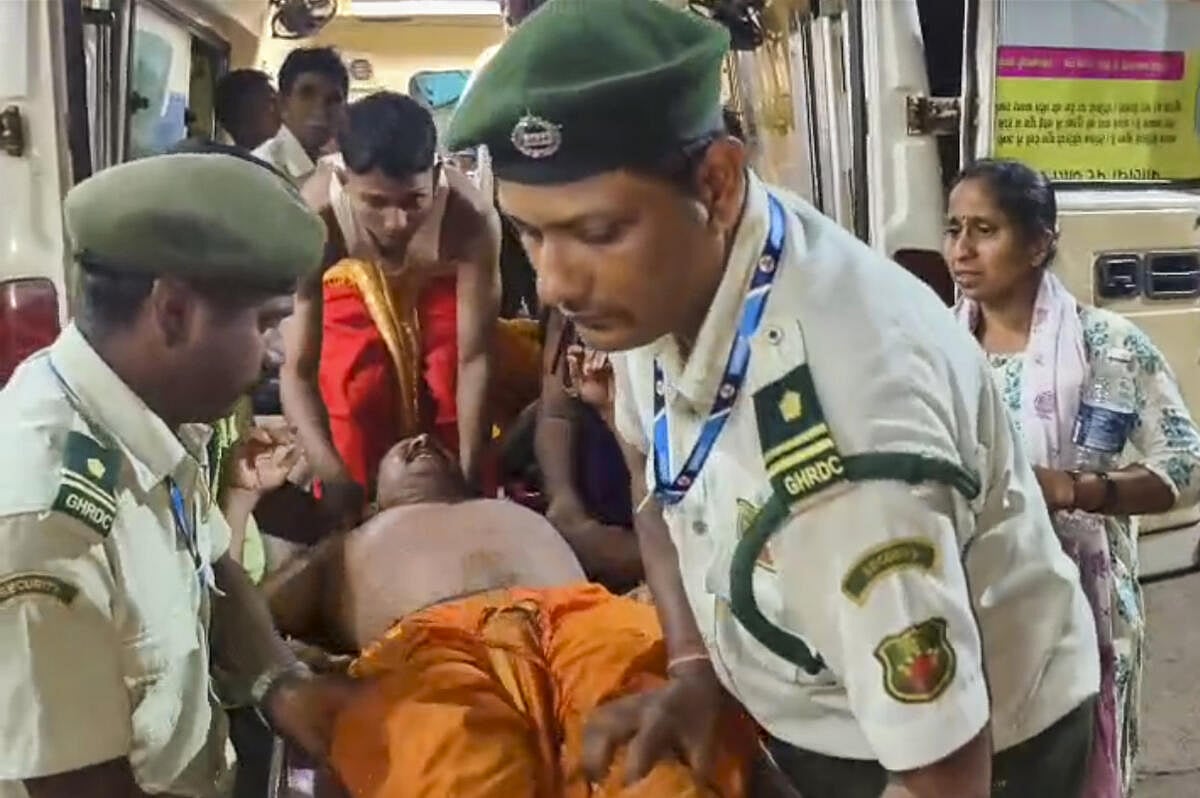 ಗೋವಾ ದೇಗುಲದಲ್ಲಿ ಕಾಲ್ತುಳಿತ ಪ್ರಕರಣ: DC, SP ಎತ್ತಂಗಡಿ ಮಾಡಿದ ರಾಜ್ಯಸರ್ಕಾರ