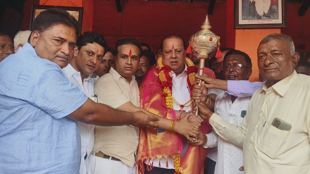 ಚಿಕ್ಕೋಡಿ ತಾಲ್ಲೂಕಿನ ತೋರಣಹಳ್ಳಿ ಗ್ರಾಮದ ಹನುಮಾನ ದೇವಸ್ಥಾನಕ್ಕೆ ಭೇಟಿ ನೀಡಿದ ಮಹಾರಾಷ್ಟ್ರ ಸಚಿವ ಹಸನ್ ಮುಶ್ರಿಫ್ ಅವರನ್ನು ಭಕ್ತ ವೃಂದದ ಪರವಾಗಿ ಶಾಸಕ ಗಣೇಶ ಹುಕ್ಕೇರಿ ಸೇರಿದಂಥೆ ದೇವಸ್ಥಾನ ಕಮಿಟಿಯಿಂದ ಸನ್ಮಾನಿಸಲಾಯಿತು.