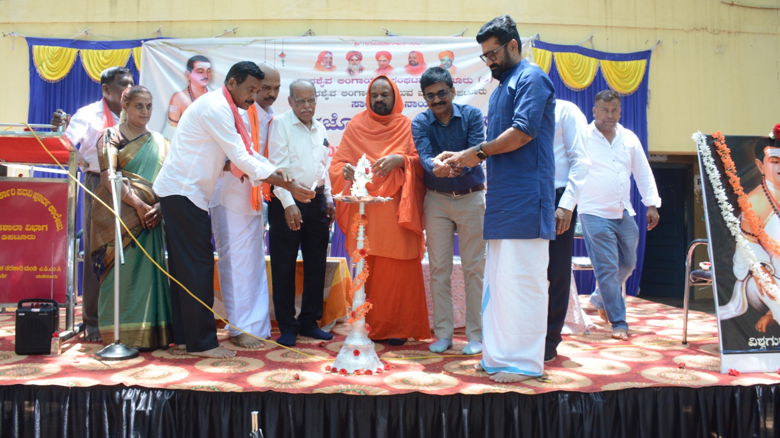 ತಿಪಟೂರಿನಲ್ಲಿ ನಡೆದ ಯುವಜನೋತ್ಸವವನ್ನು ಕಂಚಾಘಟ್ಟ ಷಡಕ್ಷರಿ ಮಠದ ರುದ್ರಮುನಿ ಸ್ವಾಮೀಜಿ ಸೋಮೇಶ್ವರ ಉದ್ಘಾಟಿಸಿದರು