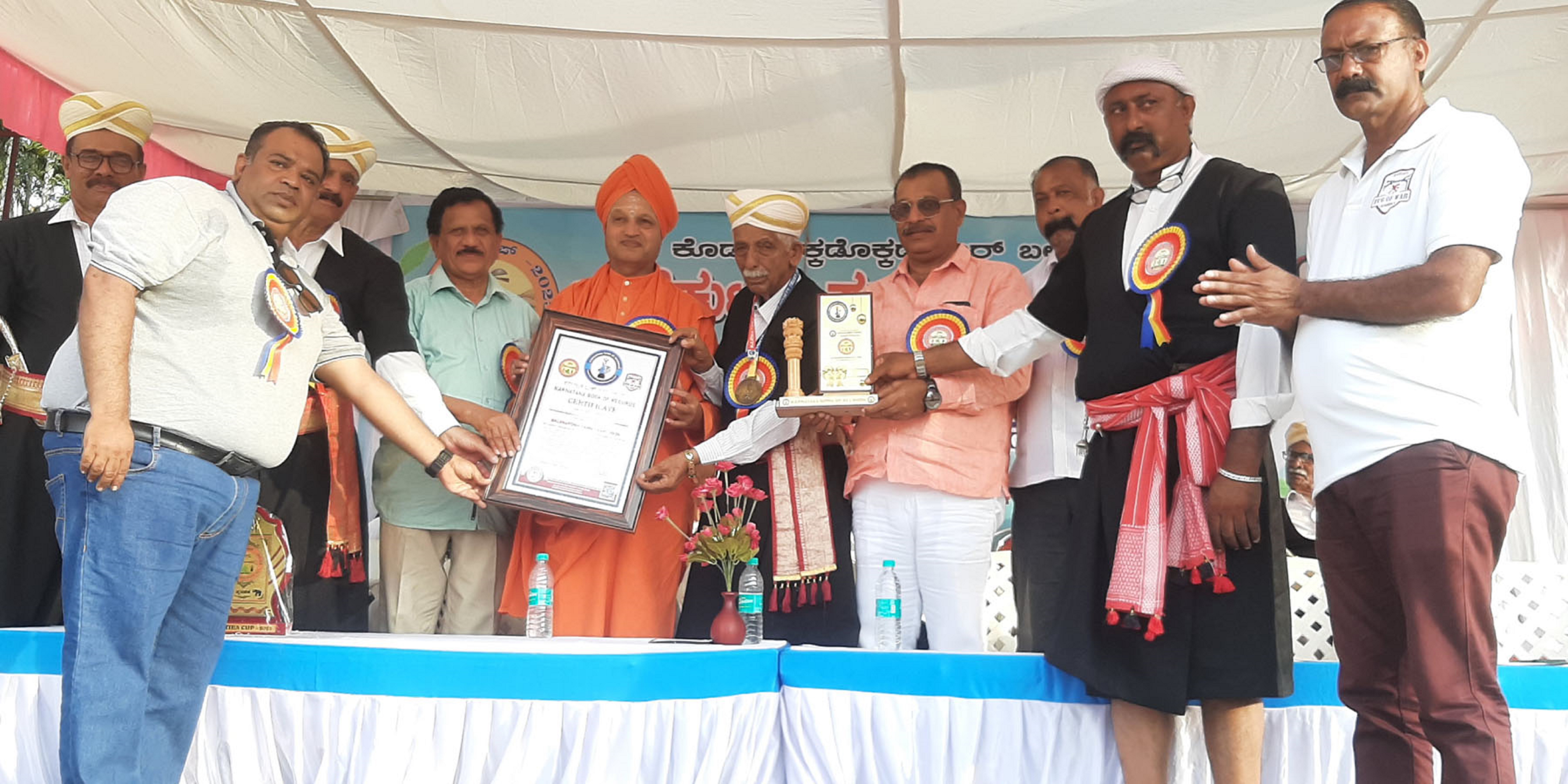 ಕರ್ನಾಟಕ ಬುಕ್ ಆಫ್ ರೆಕಾರ್ಡ್ ಪ್ರಮಾಣಪತ್ರವನ್ನು ಮುಖ್ಯ ಕಾರ್ಯ ನಿರ್ವಹಣಾಧಿಕಾರಿ ಮೀರ್ ಅವರು ನೀಡಿದರು.
