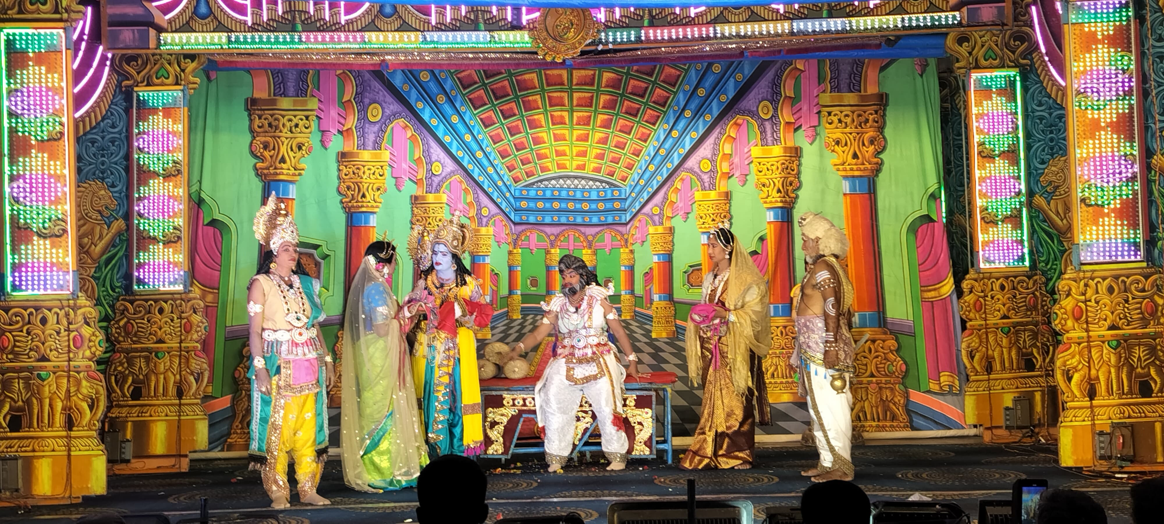 ಮಹಿಳಾ ಪಾತ್ರಧಾರಿಗಳು ಸೀತಾಪಹರಣ ನಾಟಕದಲ್ಲಿ ಭಾಗಿಯಾಗಿರುವುದು