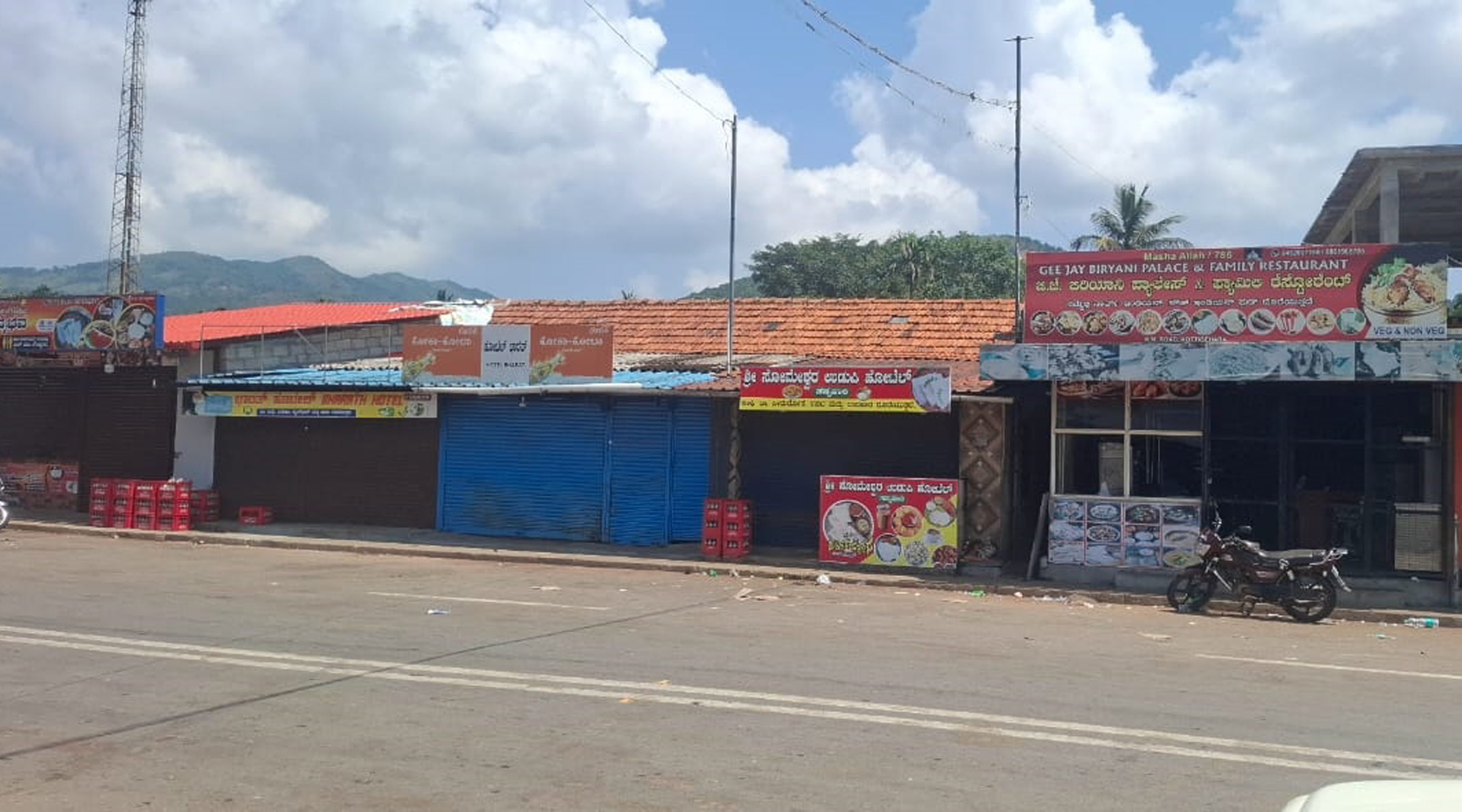 ಮೂಡಿಗೆರೆ ತಾಲ್ಲೂಕಿನ ಕೊಟ್ಟಿಗೆಹಾರ ಪಟ್ಟಣದಲ್ಲಿ ಬಂದ್‌ ನಿಂದಾಗಿ ಅಂಗಡಿ ಮುಂಗಟ್ಟುಗಳು ಸಂಪೂರ್ಣವಾಗಿ ಮುಚ್ಚಿದ್ದವು