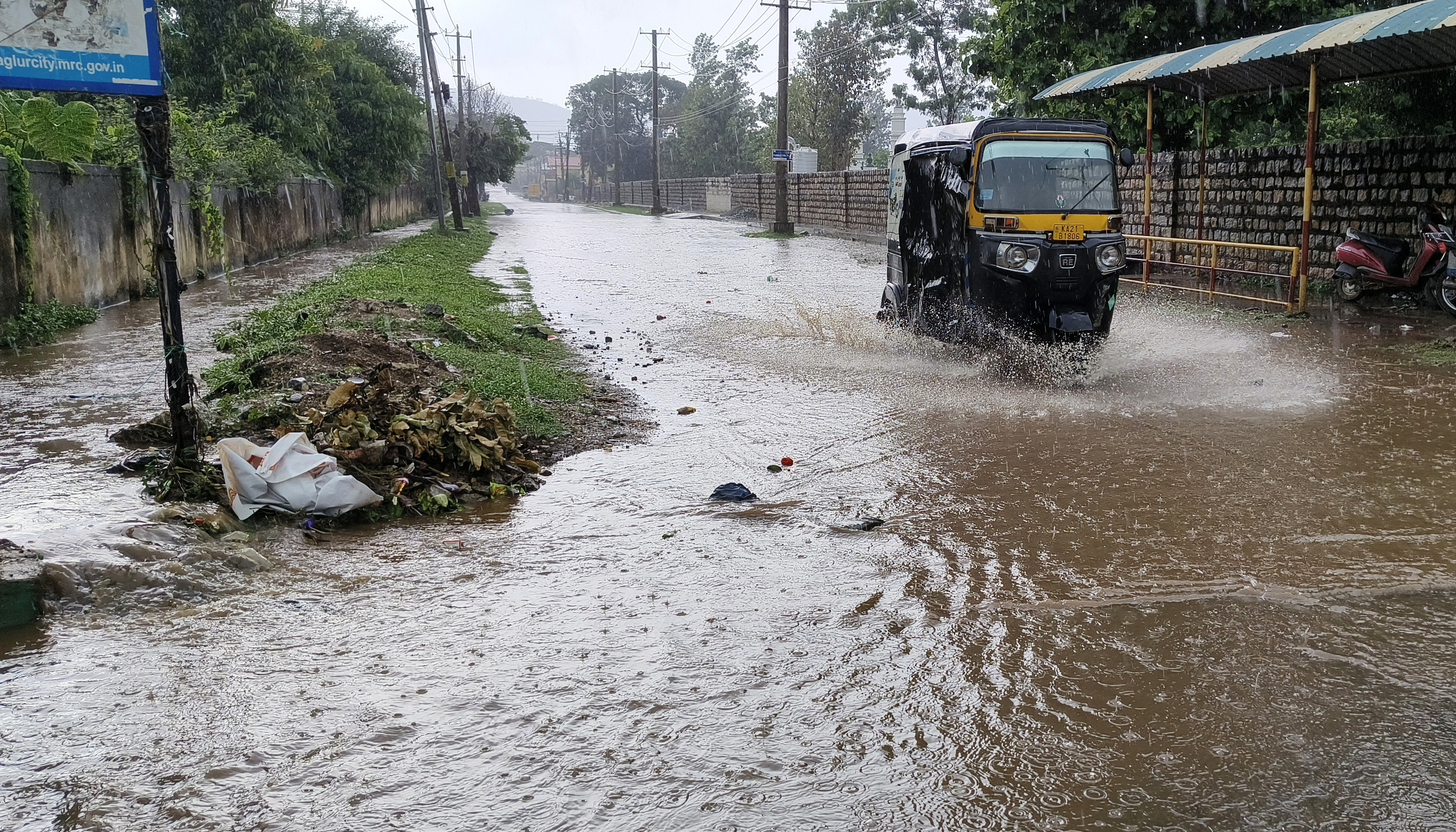 ಚಿಕ್ಕಮಗಳೂರಿನ ಕೆಂಪನಹಳ್ಳಿ ರಸ್ತೆಯಲ್ಲಿ ಜಲಾವೃತವಾಗಿರುವ ರಸ್ತೆಯಲ್ಲಿ ವಾಹನಗಳು ಸಂಚರಿಸಿದವು