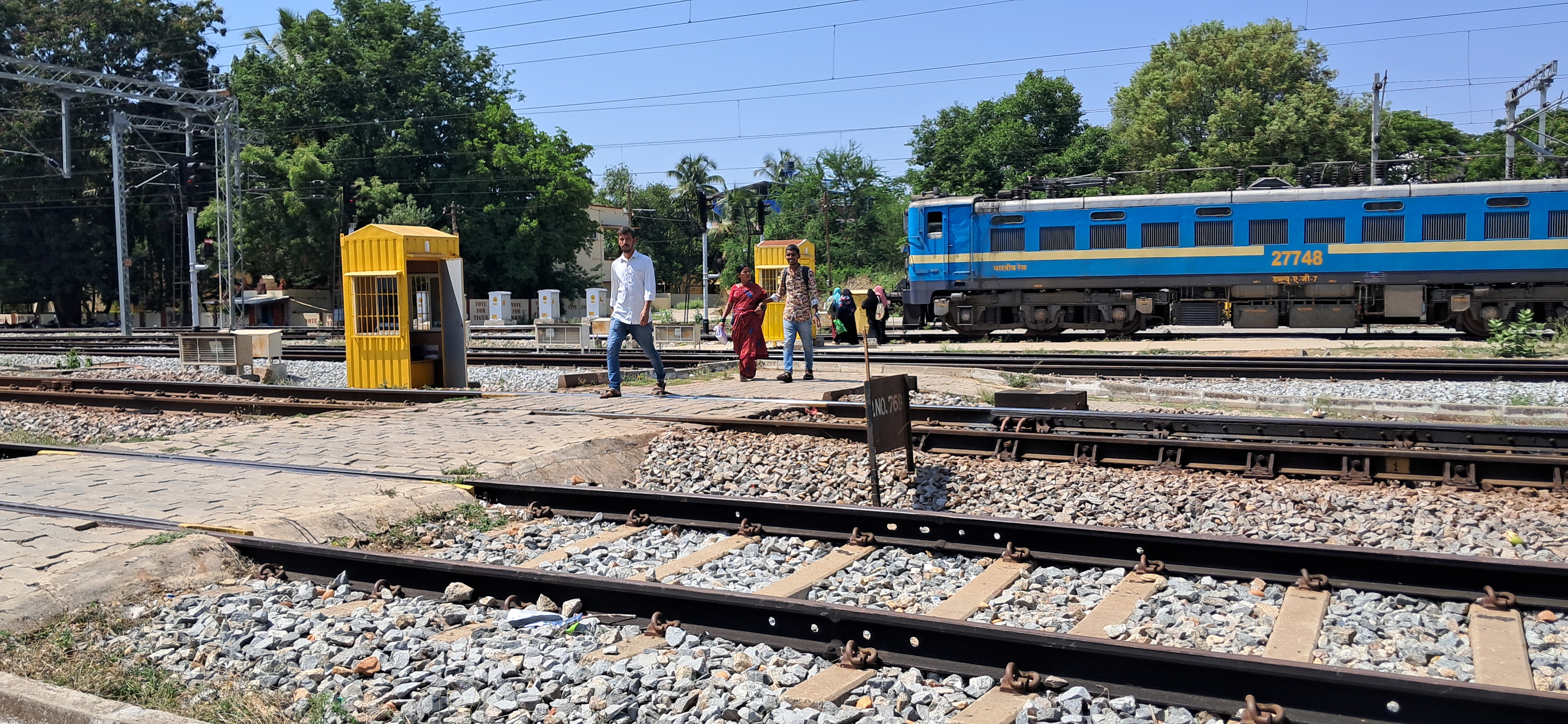 ಹರಿಹರ ರೈಲು ನಿಲ್ದಾಣದ ಟ್ರಾಲಿ ಪಥದಲ್ಲಿ ಸೋಮವಾರ ಹಳಿ ದಾಟಿದ ಜನರು