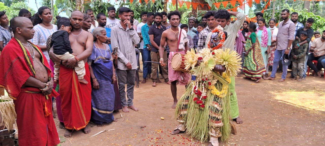 ವಿರಾಜಪೇಟೆ ಸಮೀಪದ ಕಡಂಗಮೂರೂರು ಗ್ರಾಮದಲ್ಲಿ ಪರಿವಾರ ದೈವಗಳ ವಾರ್ಷಿಕ ನೇಮೋತ್ಸವವು ಶ್ರದ್ಧಾಭಕ್ತಿಯಿಂದ ನಡೆಯಿತು