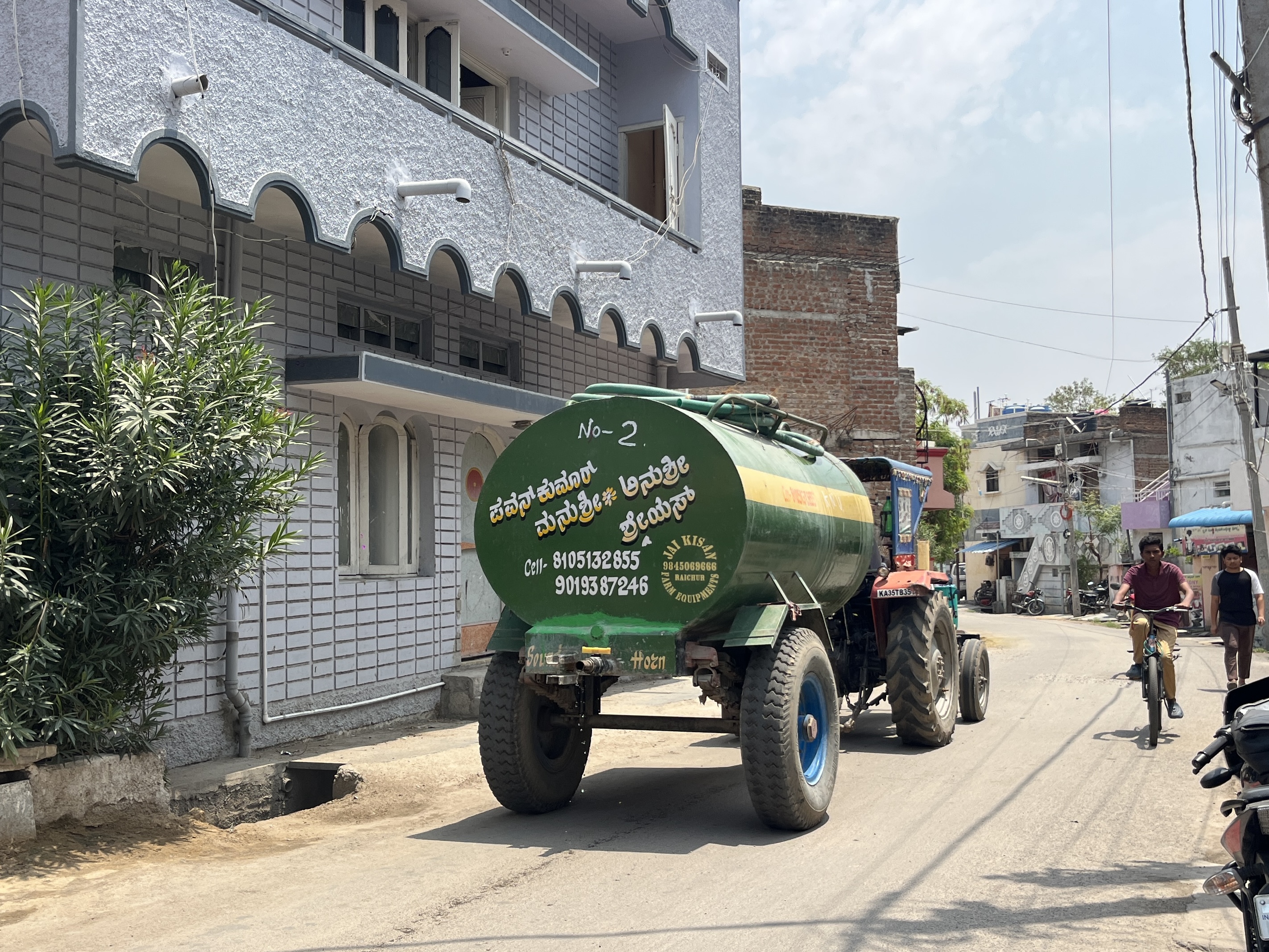 ರಾಯಚೂರಿನಲ್ಲಿ ಮನೆಗಳಿಗೆ ನೀರು ಪೂರೈಸುವ ಖಾಸಗಿ ಟ್ಯಾಂಕರ್