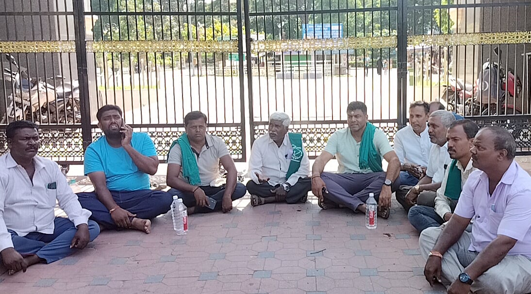 ಶ್ರೀರಂಗಪಟ್ಟಣ: ಪ್ರವೇಶ ಶುಲ್ಕ ಹೆಚ್ಚಳ ಖಂಡಿಸಿ ‌ಪ್ರತಿಭಟನೆ