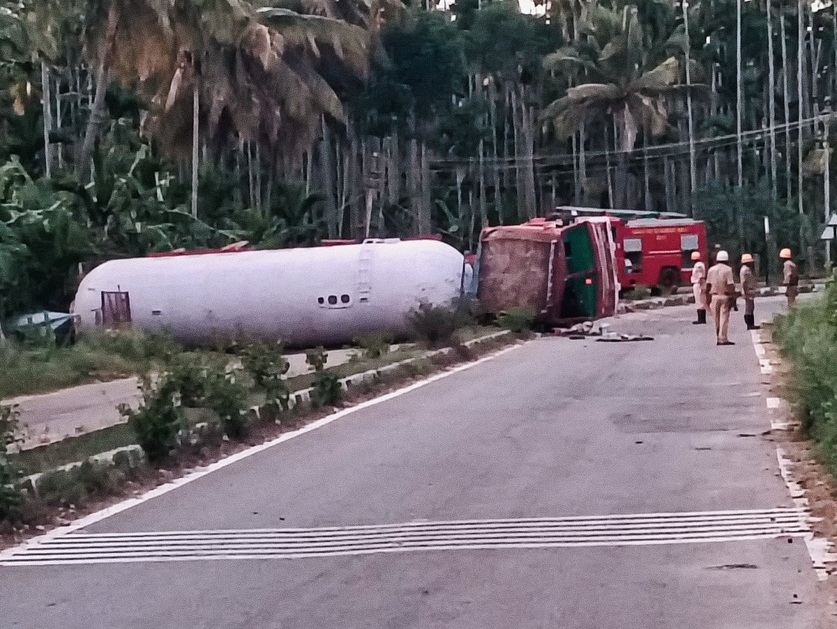 ಕಡೂರು | ಗ್ಯಾಸ್ ಟ್ಯಾಂಕರ್ ಪಲ್ಟಿ: ಅನಿಲ‌ ಸೋರಿಕೆ
