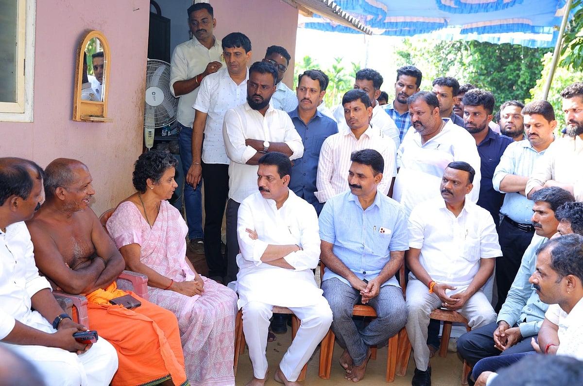 ಸುಹಾಸ್ ಶೆಟ್ಟಿ ಕುಟುಂಬಕ್ಕೆ ನಳಿನ್ ಕುಮಾರ್ ಕಟೀಲ್ ₹1 ಲಕ್ಷ ನೆರವು ಹಸ್ತಾಂತರ