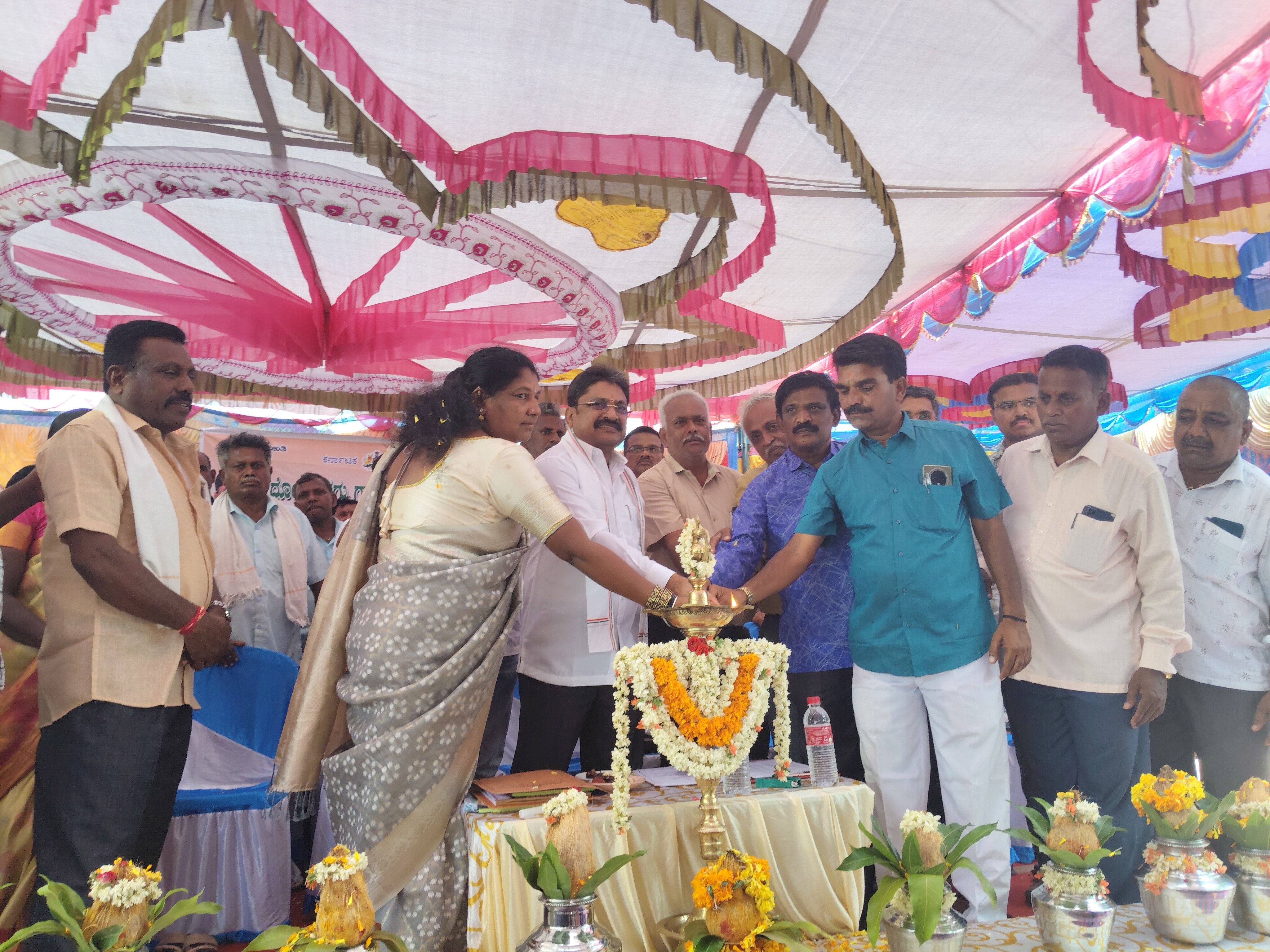 ಬಂಗಾರಪೇಟೆ ತಾಲ್ಲೂಕಿನ ದೋಣಿಮಡಗು ಗ್ರಾಮದಲ್ಲಿ ಆಯೋಜಿಸಿದ್ದ ಗ್ರಾಮ ಸಭೆಯನ್ನು ಶಾಸಕರು ಮತ್ತು ಗ್ರಾಮ ಪಂಚಾಯಿತಿ ಅಧ್ಯಕ್ಷೆ ಮಂಜುಳಾ ಜಯಣ್ಣ ಹಾಗೂ ಇತರರು ಉದ್ಘಾಟಿಸಿದರು