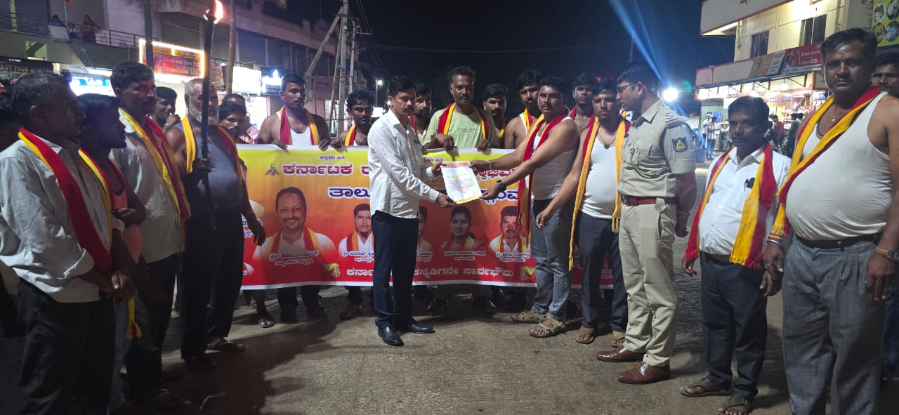 ಪಹಲ್ಗಾಮ್ ದಾಳಿ ಖಂಡಿಸಿ ಕರವೇ ಸ್ವಾಭಿಮಾನಿ ಬಣದ ವತಿಯಿಂದ ತಡಸದಲ್ಲಿ ಪಂಜಿನ ಮೆರವಣಿಗೆ ನಡೆಸಿ ತಹಶೀಲ್ದಾರ್‌ಗೆ ಮನವಿ ಸಲ್ಲಿಸಿದರು