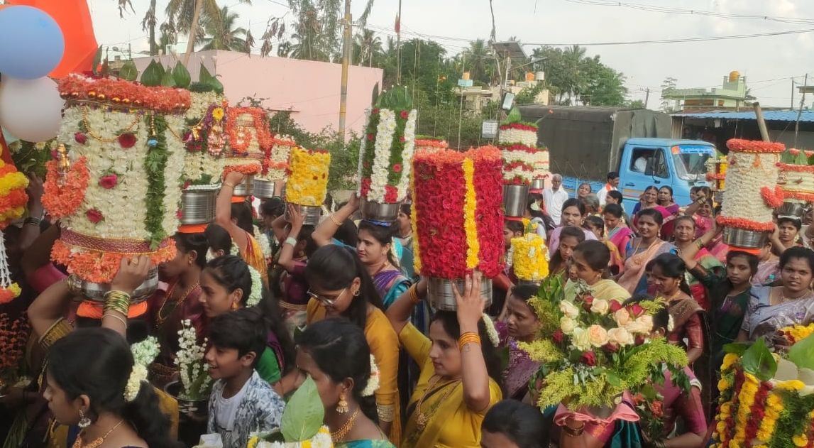 ಮಹಿಳೆಯರು ಹೂವಿನ ಆರತಿ  ಹೊತ್ತು ಸಾಗಿದರು