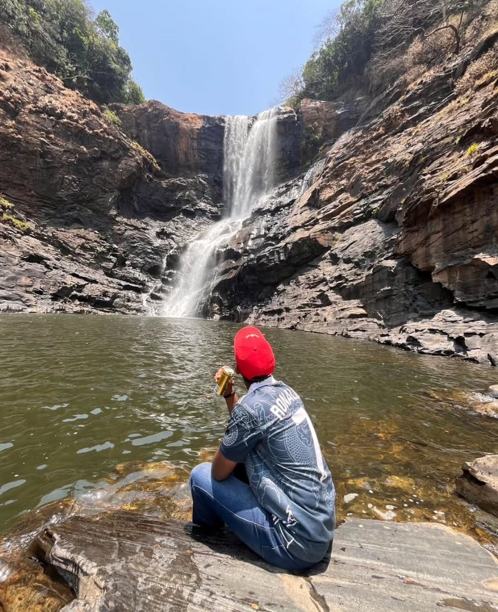 ಭೀಮಗಡ ಅಭಯಾರಣ್ಯದ ವಜ್ರಪೋಹಾ ಜಲಪಾತದಲ್ಲಿ ಮದ್ಯ ಕುಡಿದು ಮೋಜು ಮಾಡಿದ ಯುವಕ