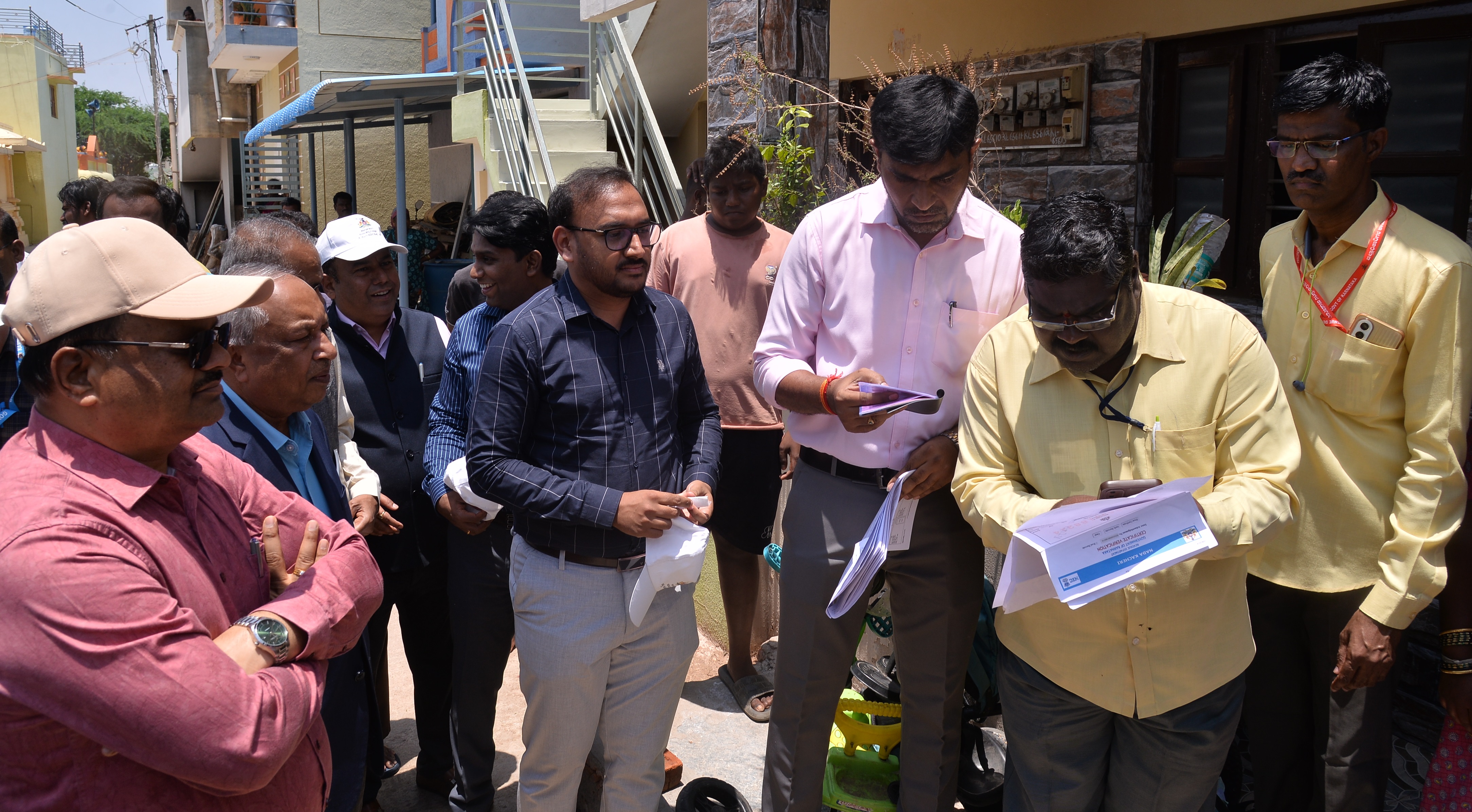 ಕೋಲಾರದ ಅಂಬೇಡ್ಕರ್‌ ನಗರದಲ್ಲಿ ಮಂಗಳವಾರ ನ್ಯಾಯಮೂರ್ತಿ ಎಚ್.ಎನ್‌.ನಾಗಮೋಹನದಾಸ್‌ ಅವರು ಪರಿಶಿಷ್ಟ ಜಾತಿ ಸಮೀಕ್ಷೆ ವೀಕ್ಷಿಸಿದರು