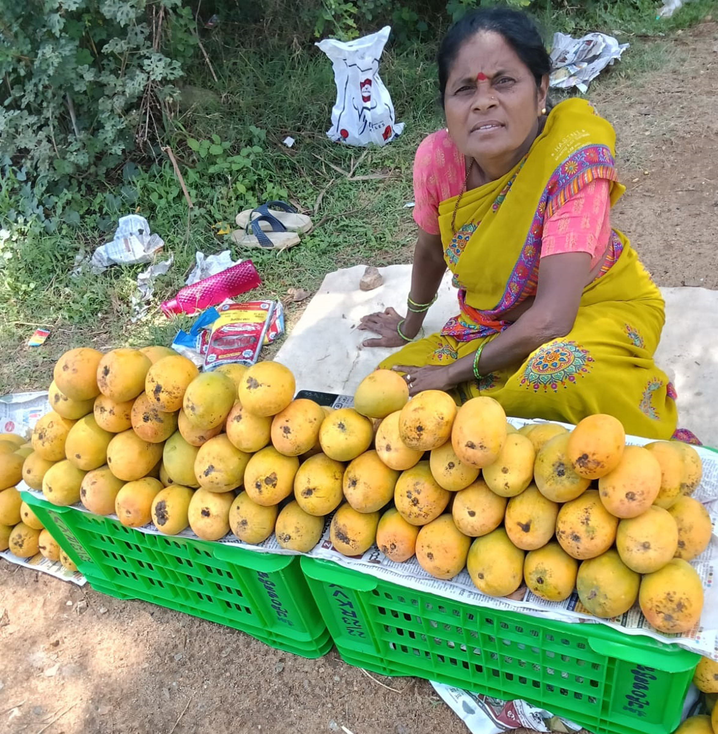ಸಂತೇಬೆನ್ನೂರಿನ ಹೊರವಲಯದ ರಾಜ್ಯ ಹೆದ್ದಾರಿ ಪಕ್ಕದಲ್ಲಿ ಚಿಲ್ಲರೆ ಮಾವು ಮಾರಾಟಗಾರರು