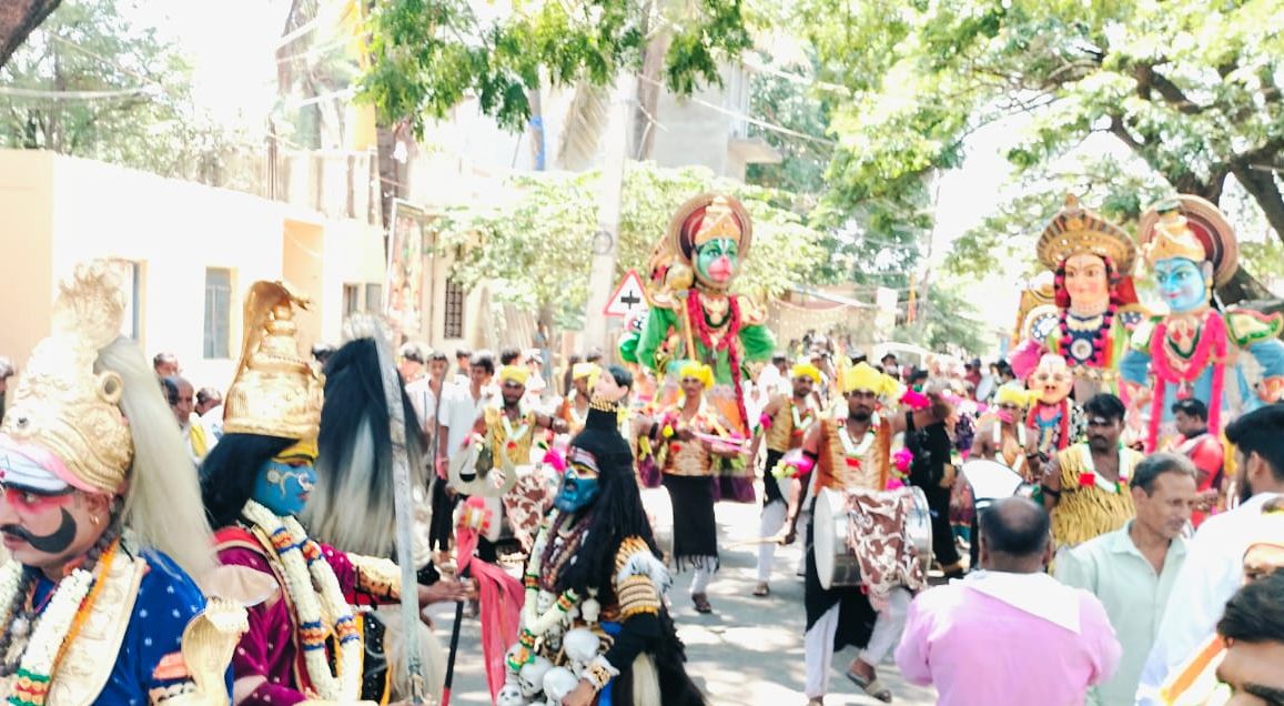 ಮುತ್ಯಾಲಮ್ಮ ರಥೋತ್ಸವದಲ್ಲಿ ಭಾಗವಹಿಸಿದ್ದ ಜಾನಪದ ಕಲಾ ತಂಡಗಳು    