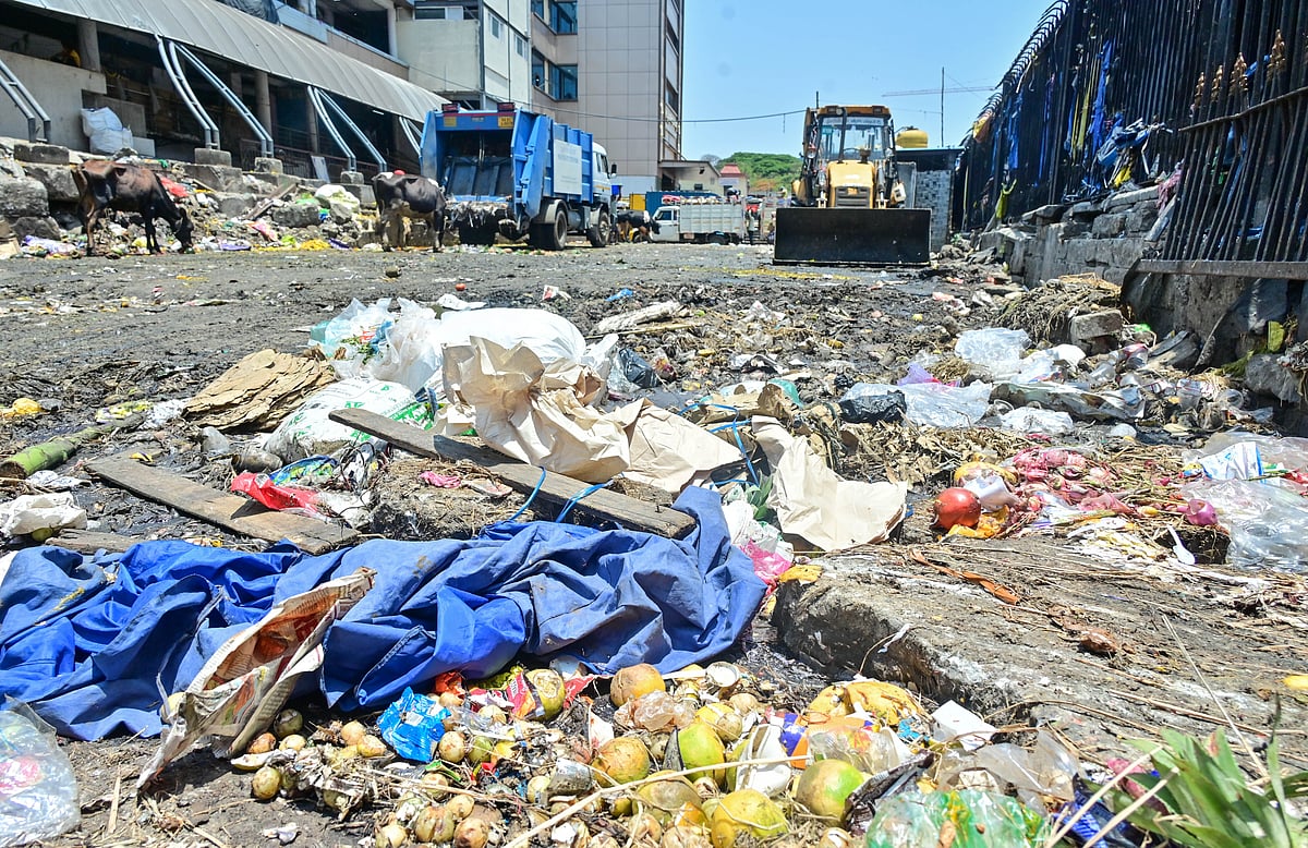 ಕೆ.ಆರ್. ಮಾರುಕಟ್ಟೆ: ದುರ್ವಾಸನೆ ನಡುವೆಯೇ ವ್ಯಾಪಾರ ವಹಿವಾಟು